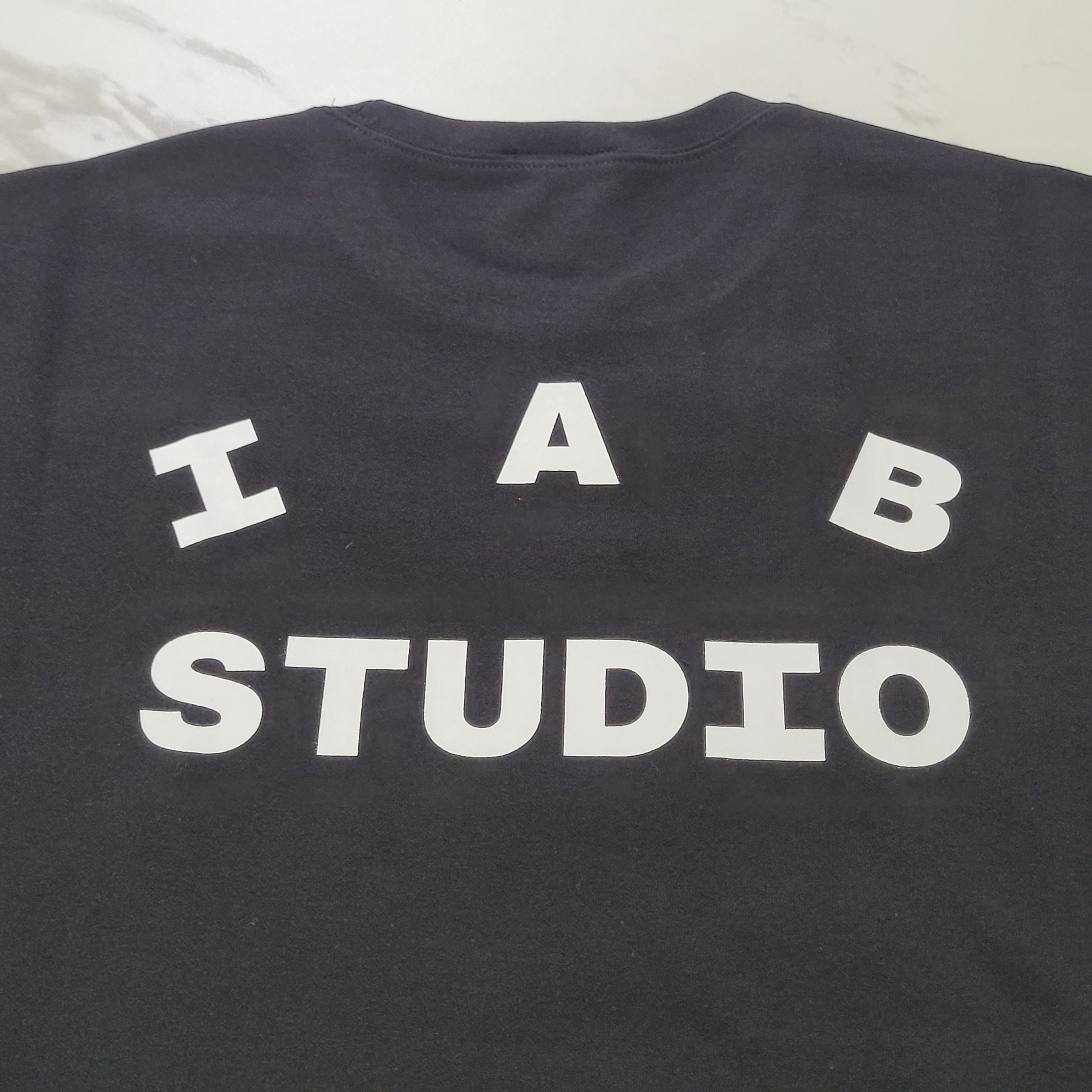 IAB Studio Basic T-Shirt Black White 착용 스타일 - 1