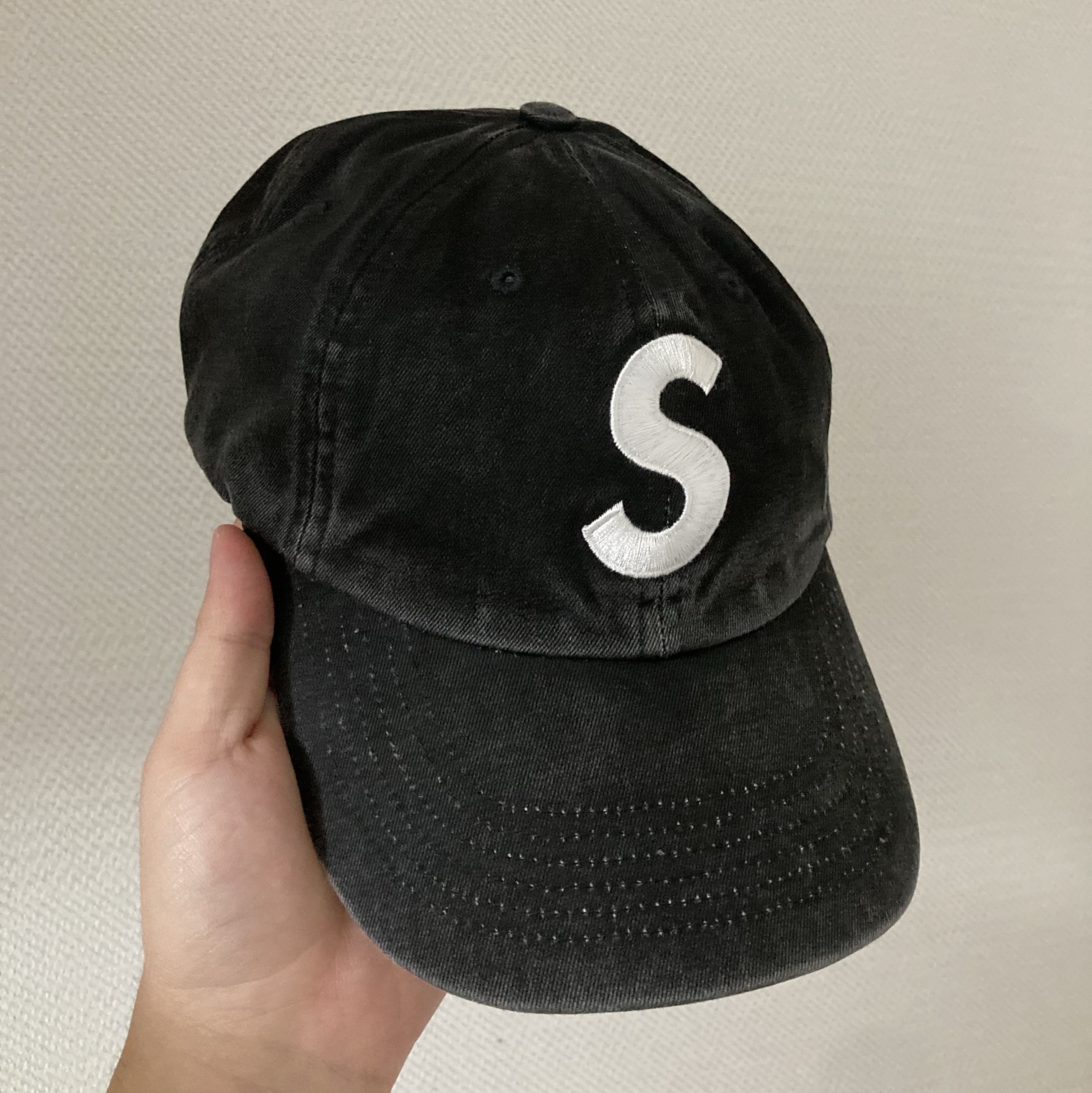Supreme Pigment Coated S Logo 6-Panel Black - 25SS 착용 스타일