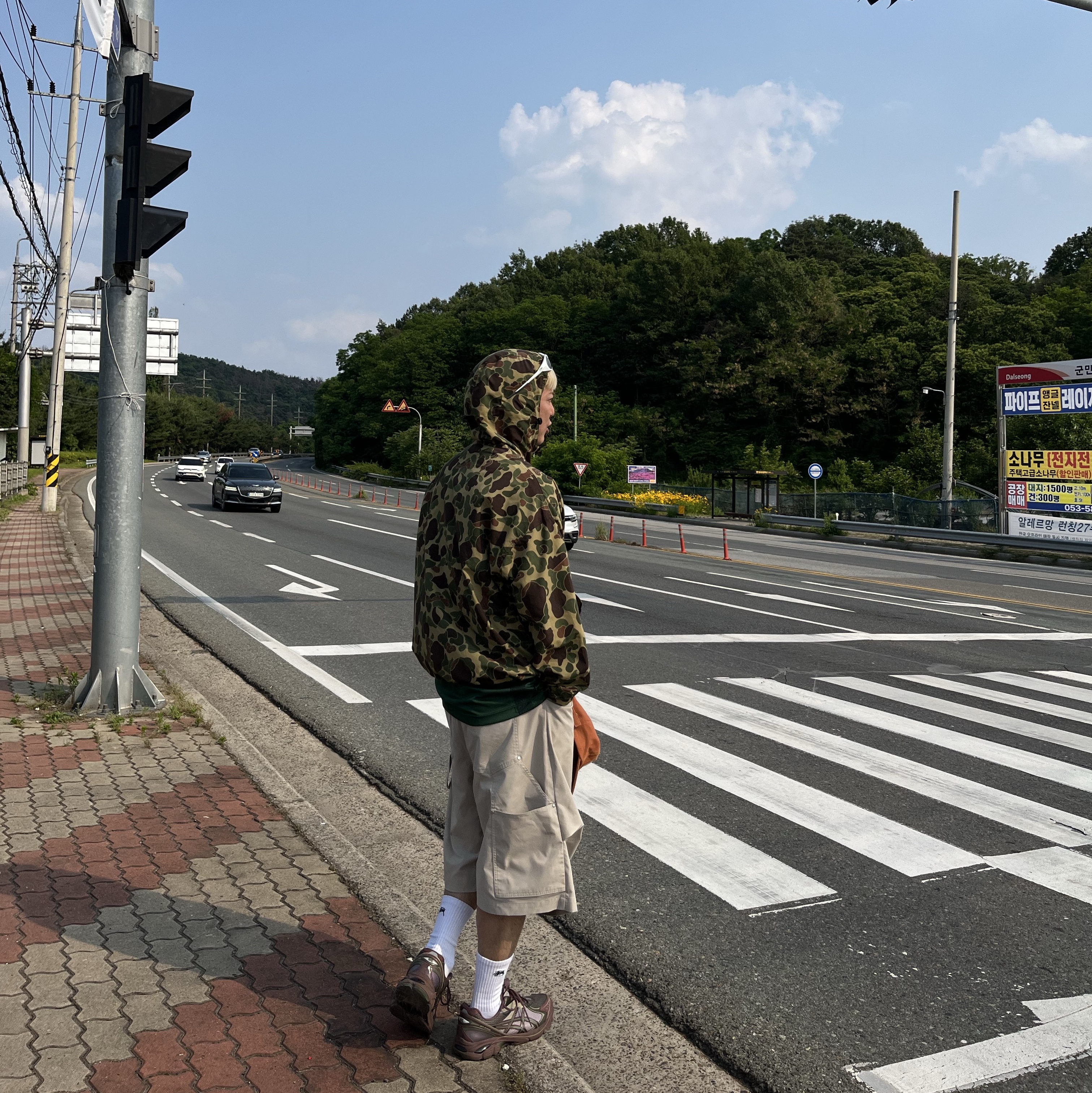 Nonnod Alpine Carpenter Shorts Beige 착용 스타일