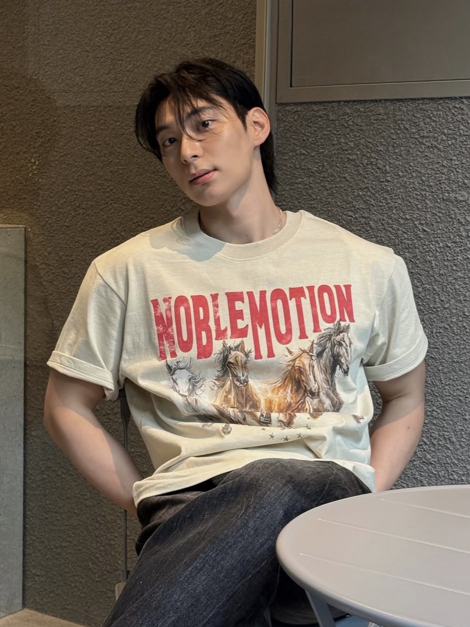 PHOS333 Hazzard 004 Noble Motion T-Shirt Ivory, PHOS333 Hazzard 004 Noble Motion T-Shirt Brown Grey 착용 스타일 - 1