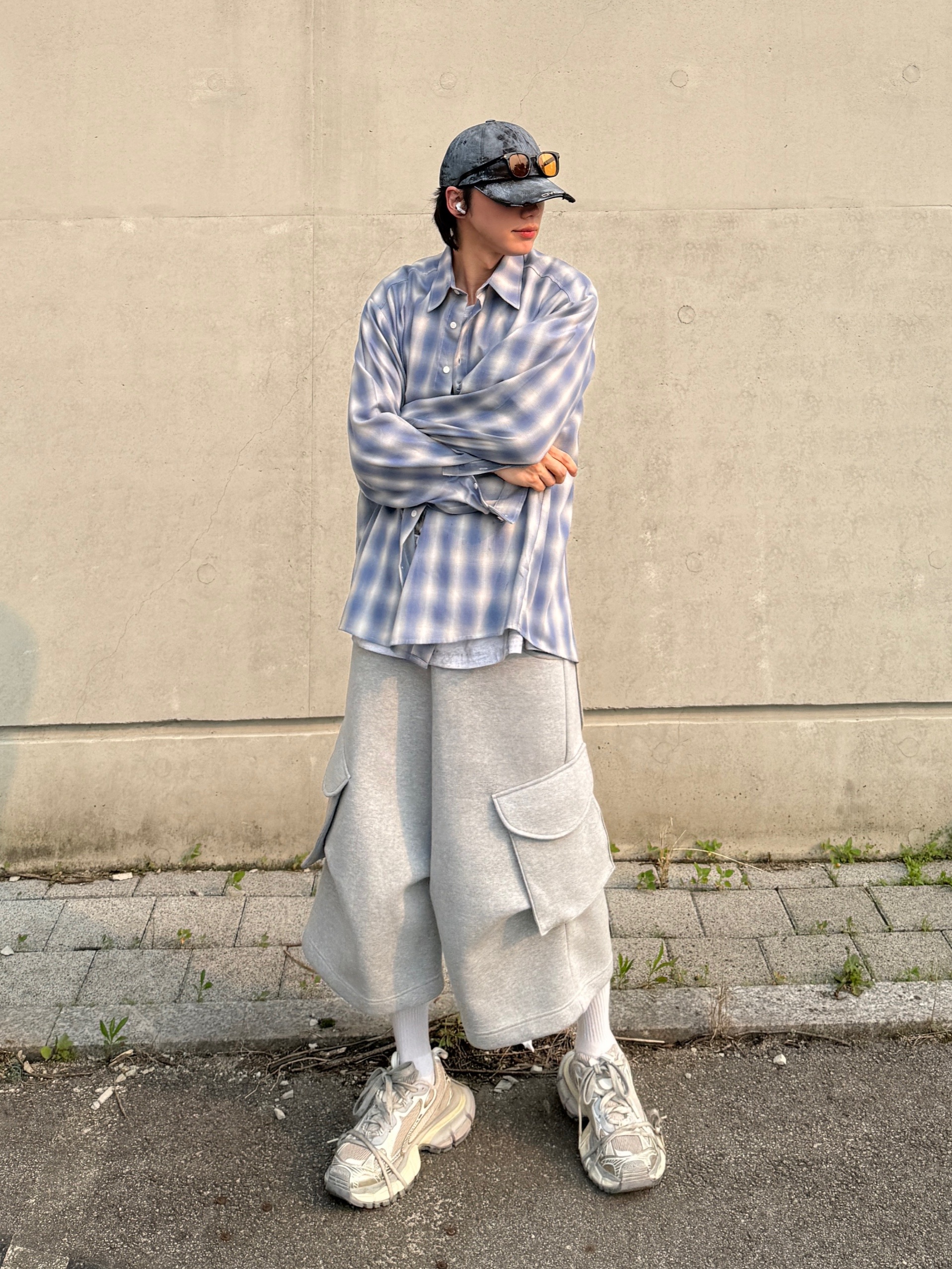 Balenciaga 3XL Sneakers Light Beige, GRAILZ x KOIN SEOUL Magazine T-Shirts Melange Grey 착용 스타일 - 3