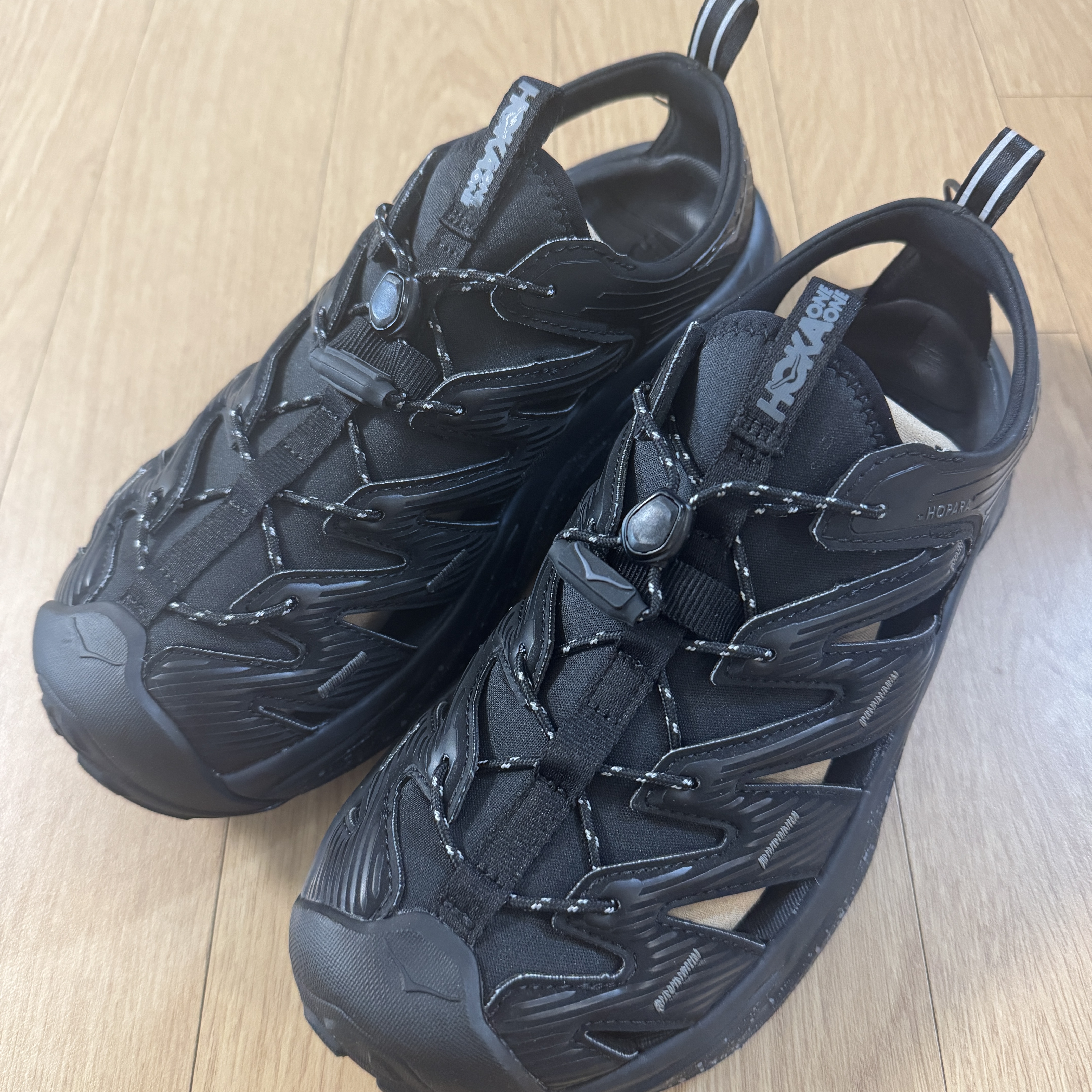 Hoka Hopara Black Castle Rock 착용 스타일 - 1