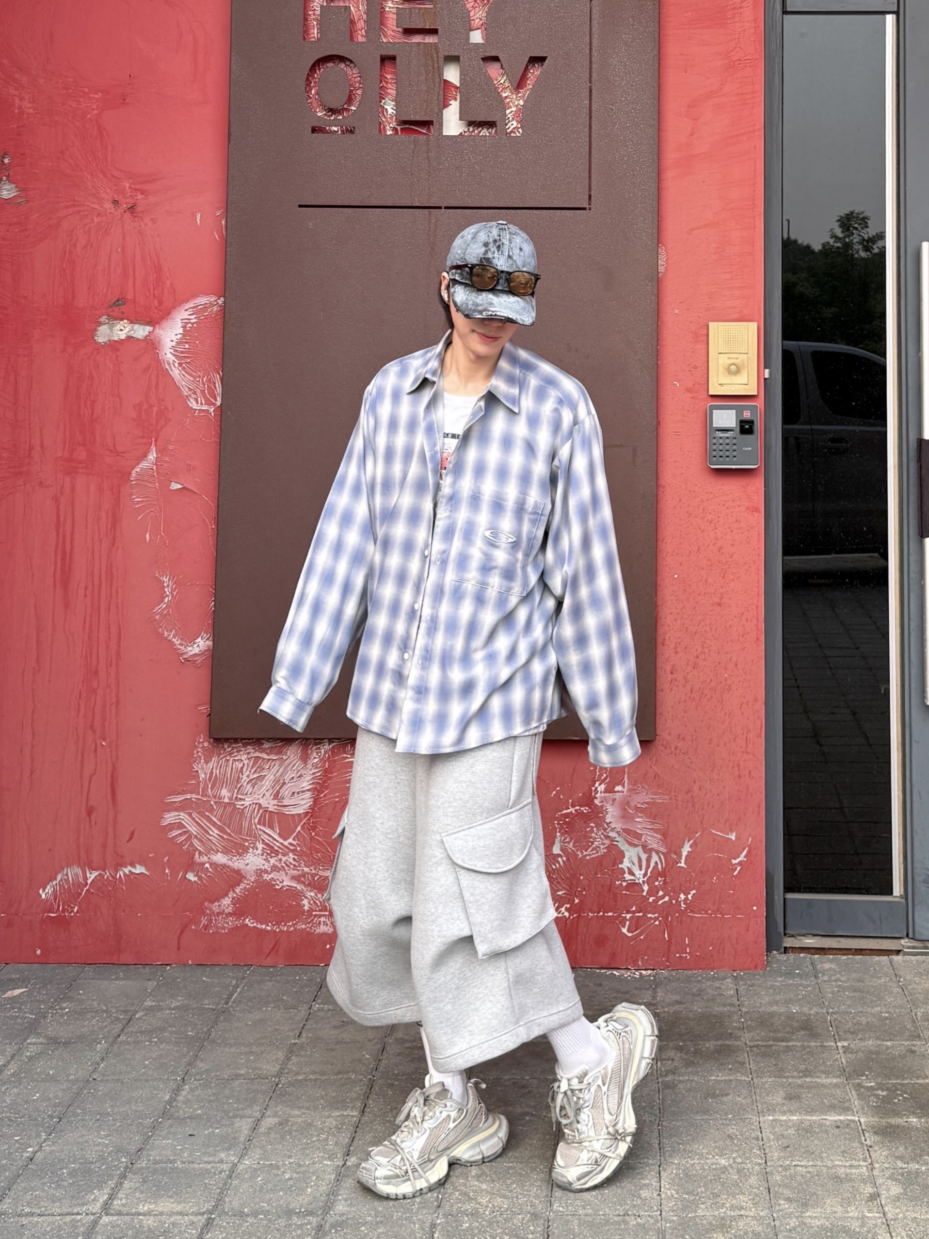 Balenciaga 3XL Sneakers Light Beige, GRAILZ x KOIN SEOUL Magazine T-Shirts Melange Grey 착용 스타일 - 5