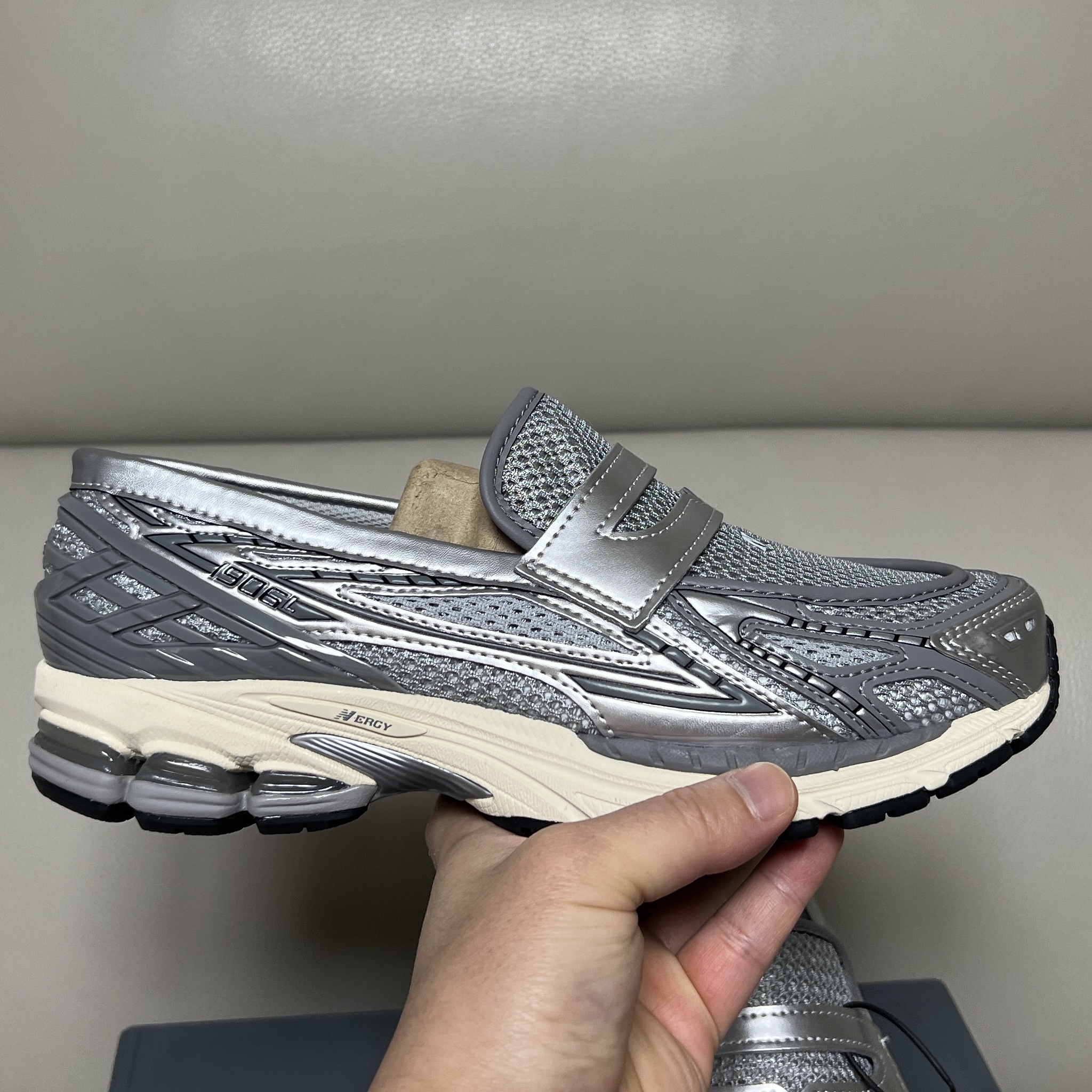 New Balance 1906L Grey Silver 착용 스타일 - 2