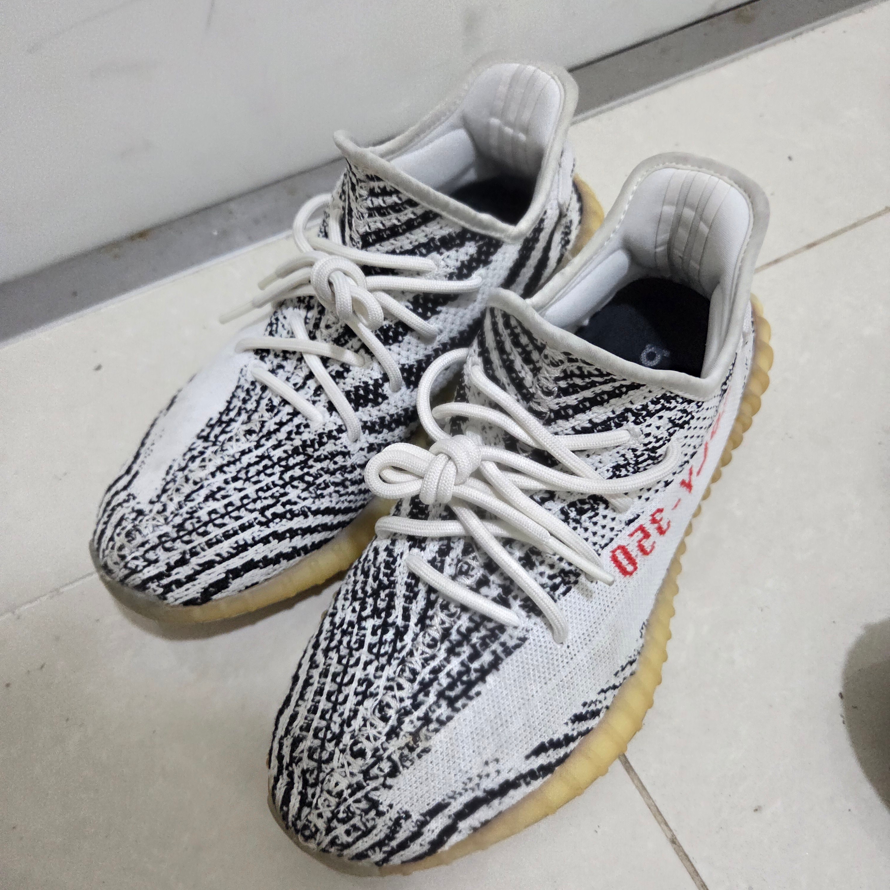 Adidas Yeezy Boost 350 V2 Zebra 2017/2019/2020 착용 스타일