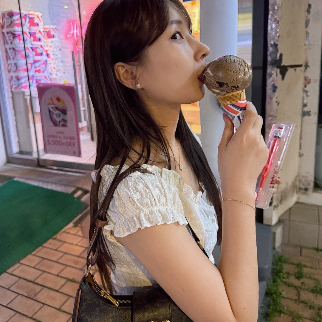 (W) Cartier D'Amour Bracelet Small Yellow Gold Diamond, Celine Medium Ava Triomphe Bag in Triomphe Canvas Calfskin Tan 착용 스타일 - 1
