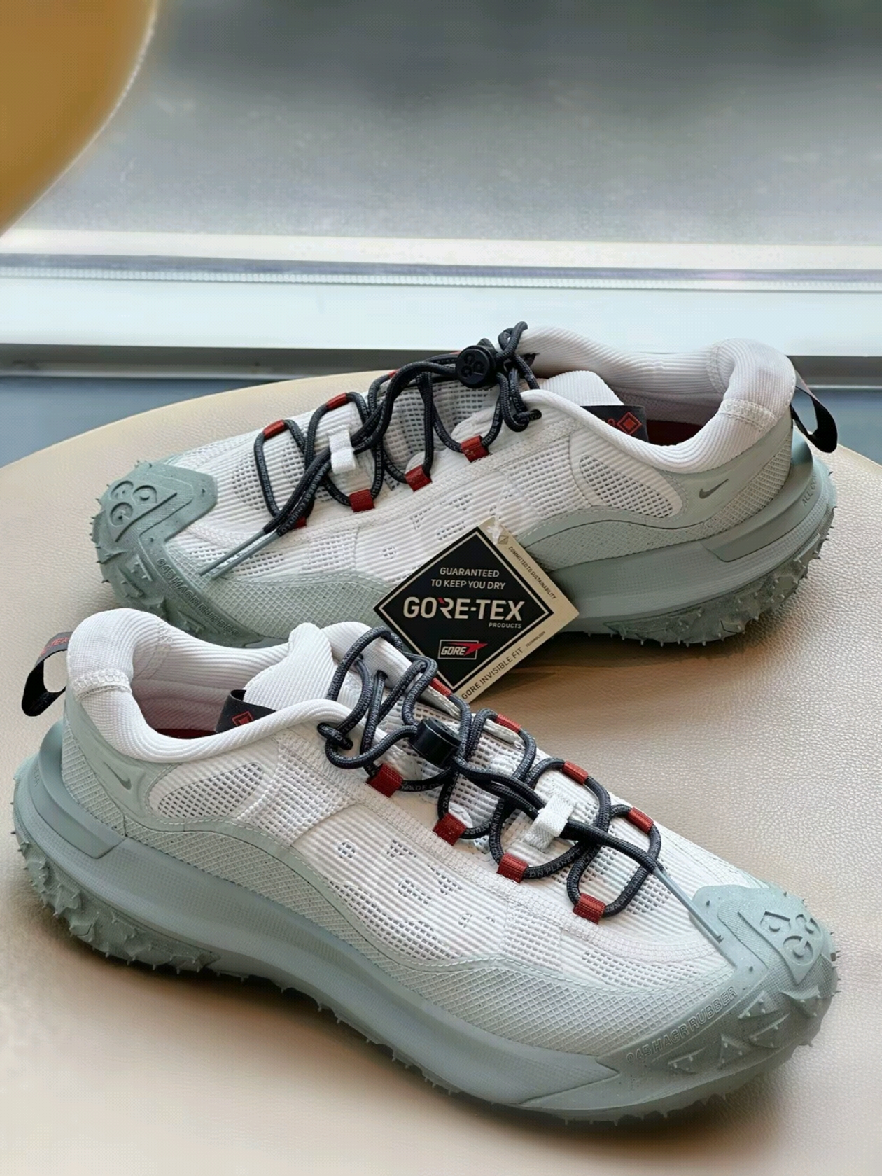 Nike ACG Mountain Fly 2 Low Gore-Tex Phantom Dark Smoke Grey 착용 스타일 - 2