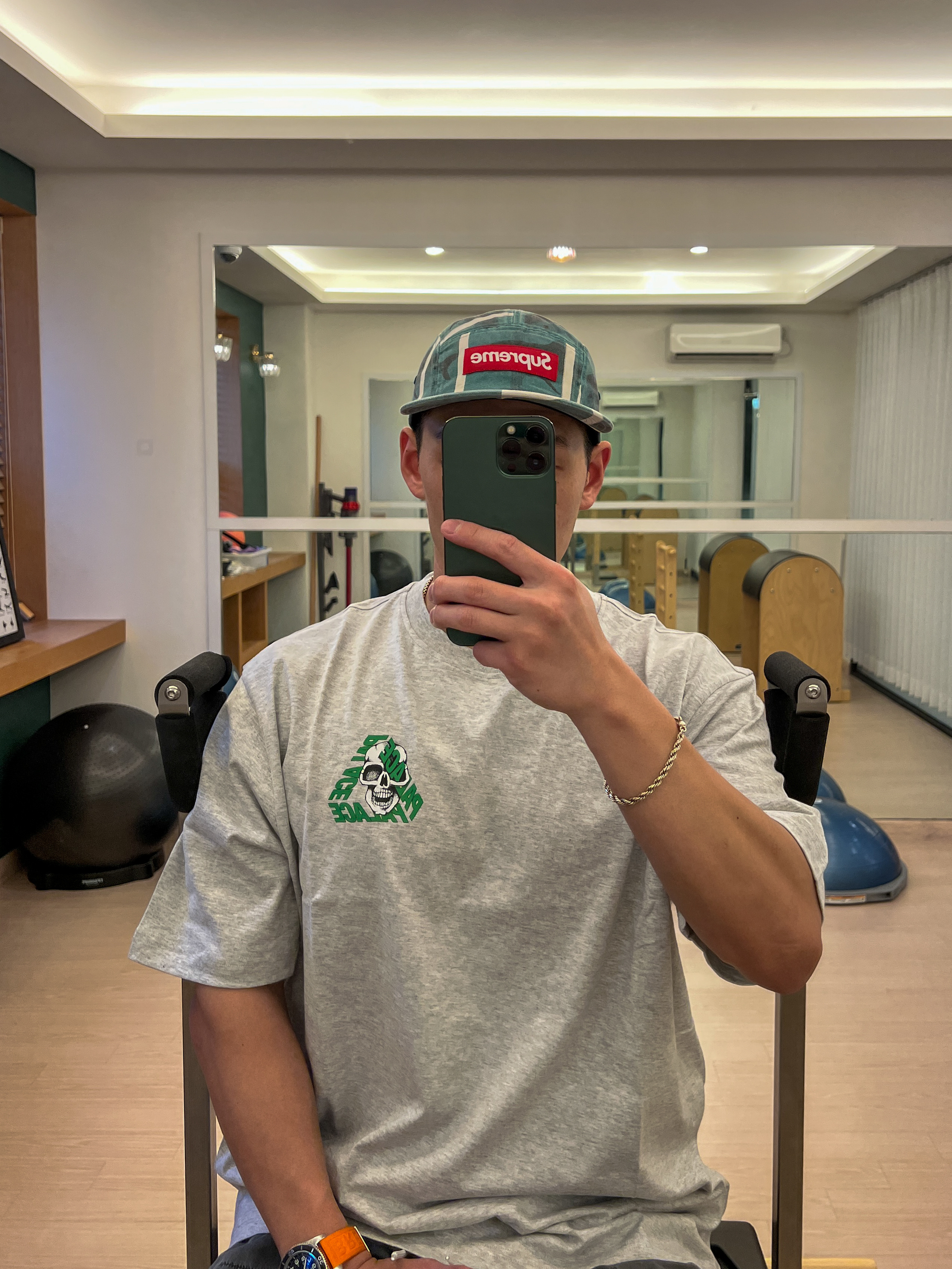 Supreme x Damien Hirst Camp Cap White - 25SS, Palace P3 Skull T-Shirt Grey Marl - 25SS 착용 스타일