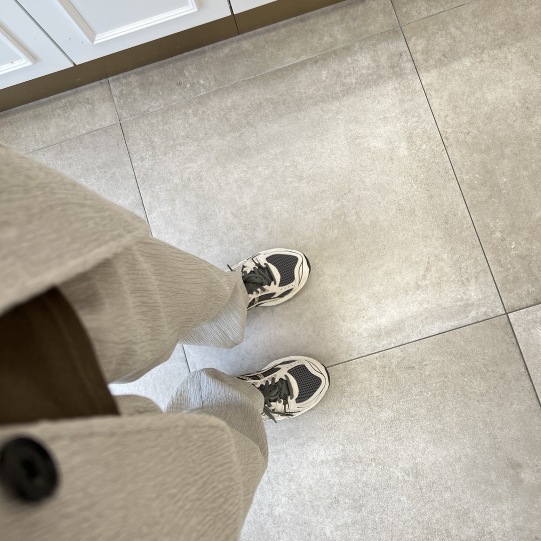 Asics Gel-Kayano 14 Truffle Grey Oatmeal 착용 스타일