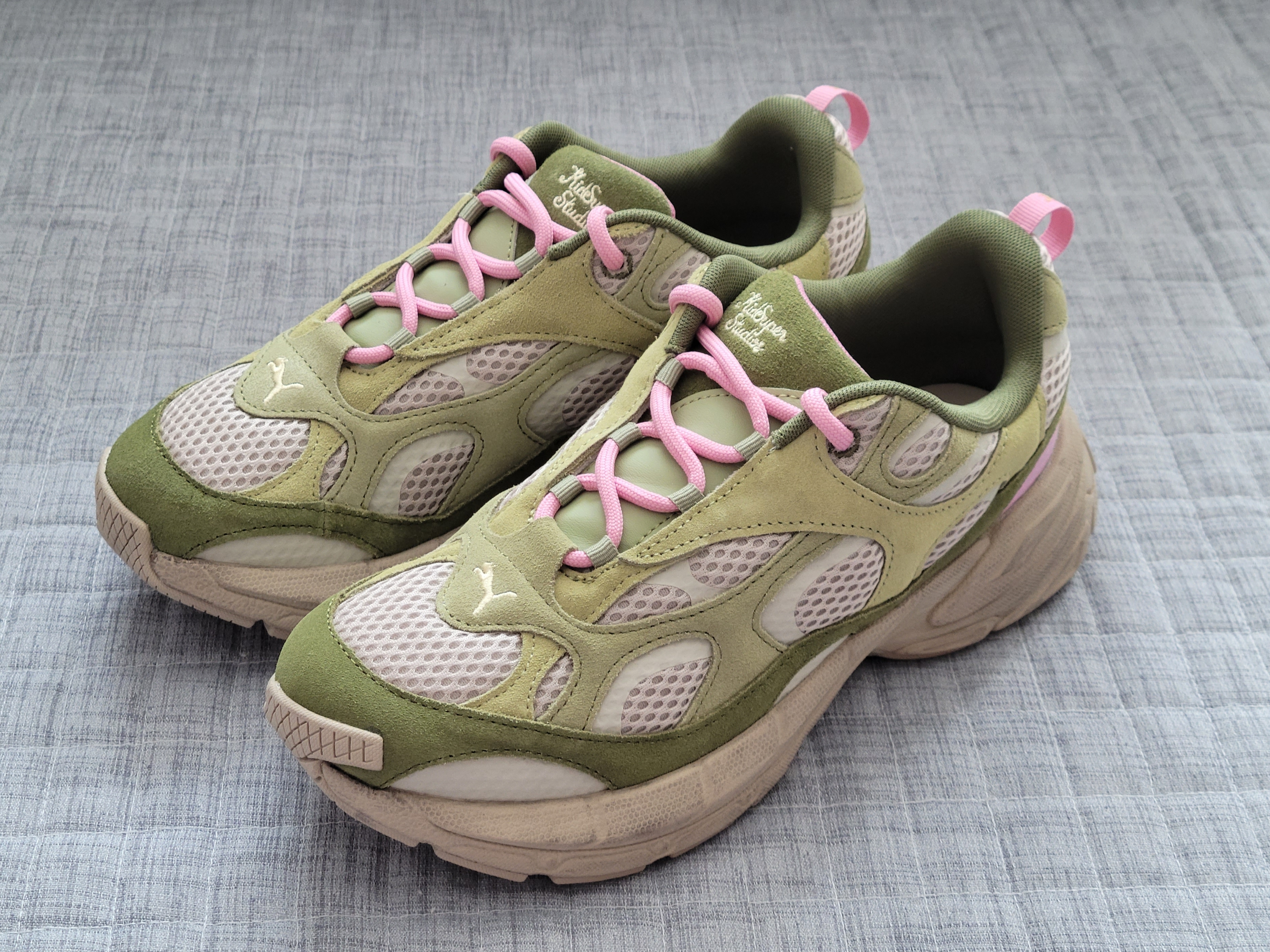 Puma x KidSuper Velophasis NU Olive Green Putty 착용 스타일 - 2