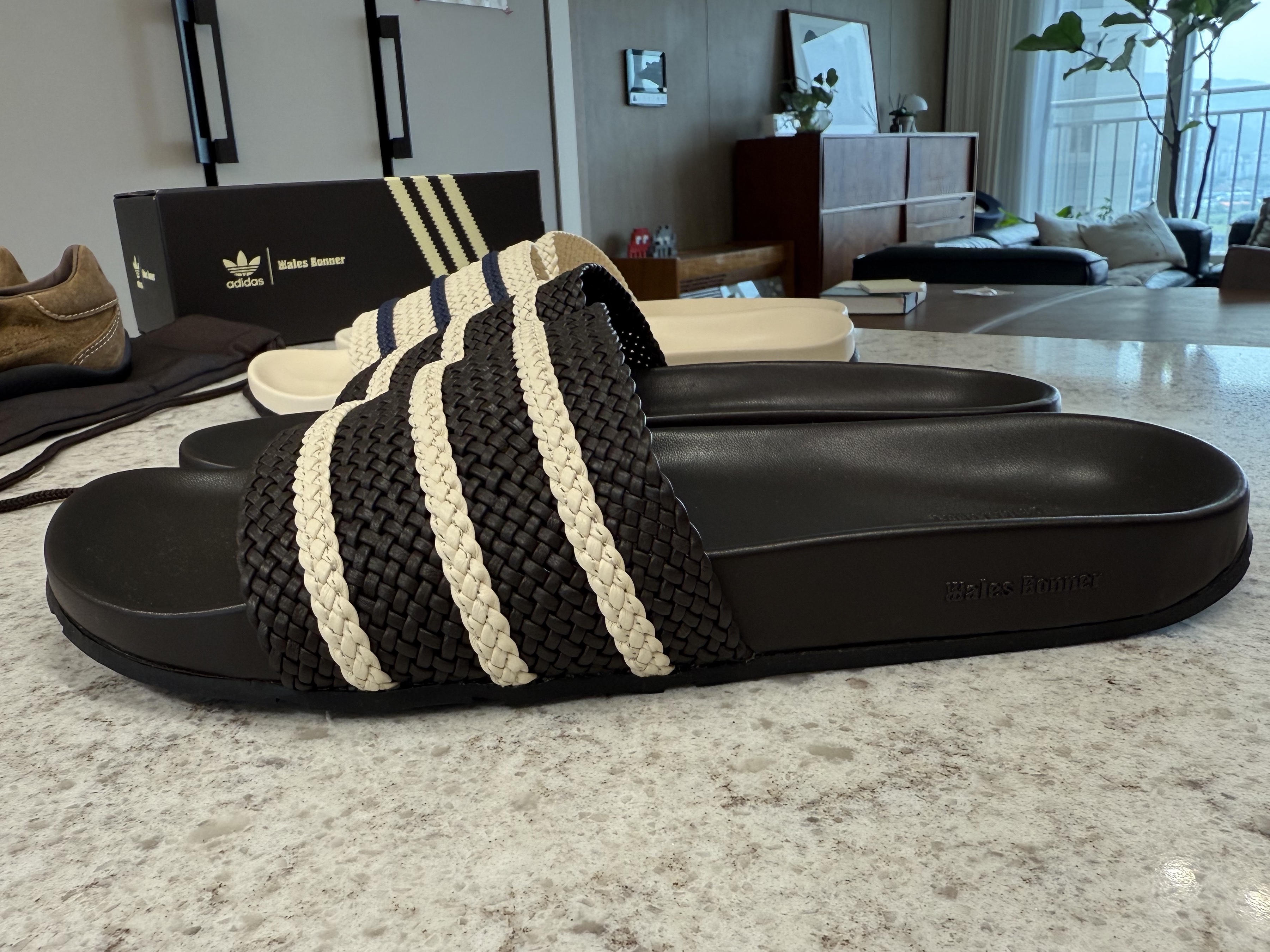 Adidas x Wales Bonner Adilette Dark Brown Wonder White, Adidas x Wales Bonner Adilette Wonder White Night Indigo 착용 스타일 - 3