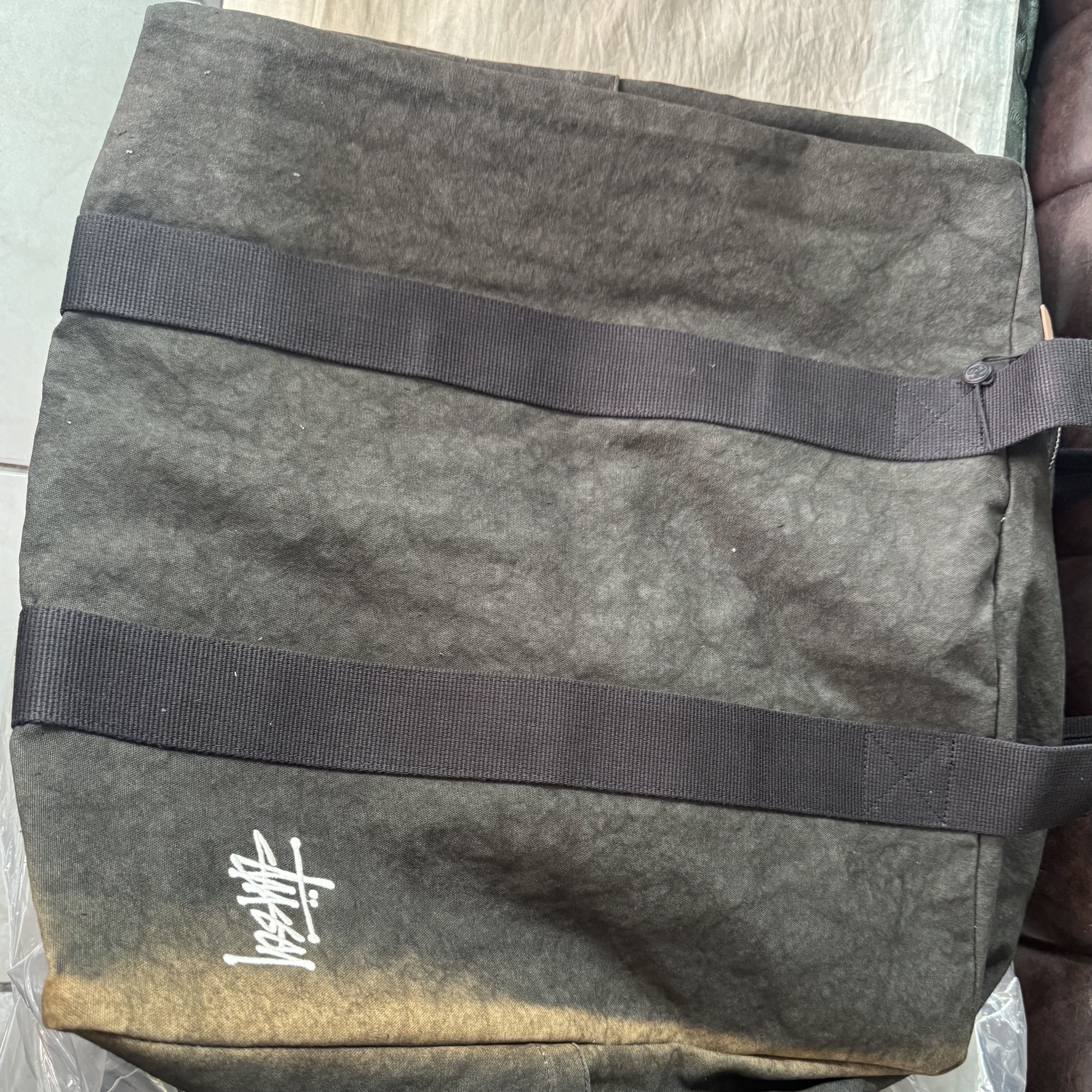 Stussy Canvas Flight Bag Washed Black 착용 스타일 - 2