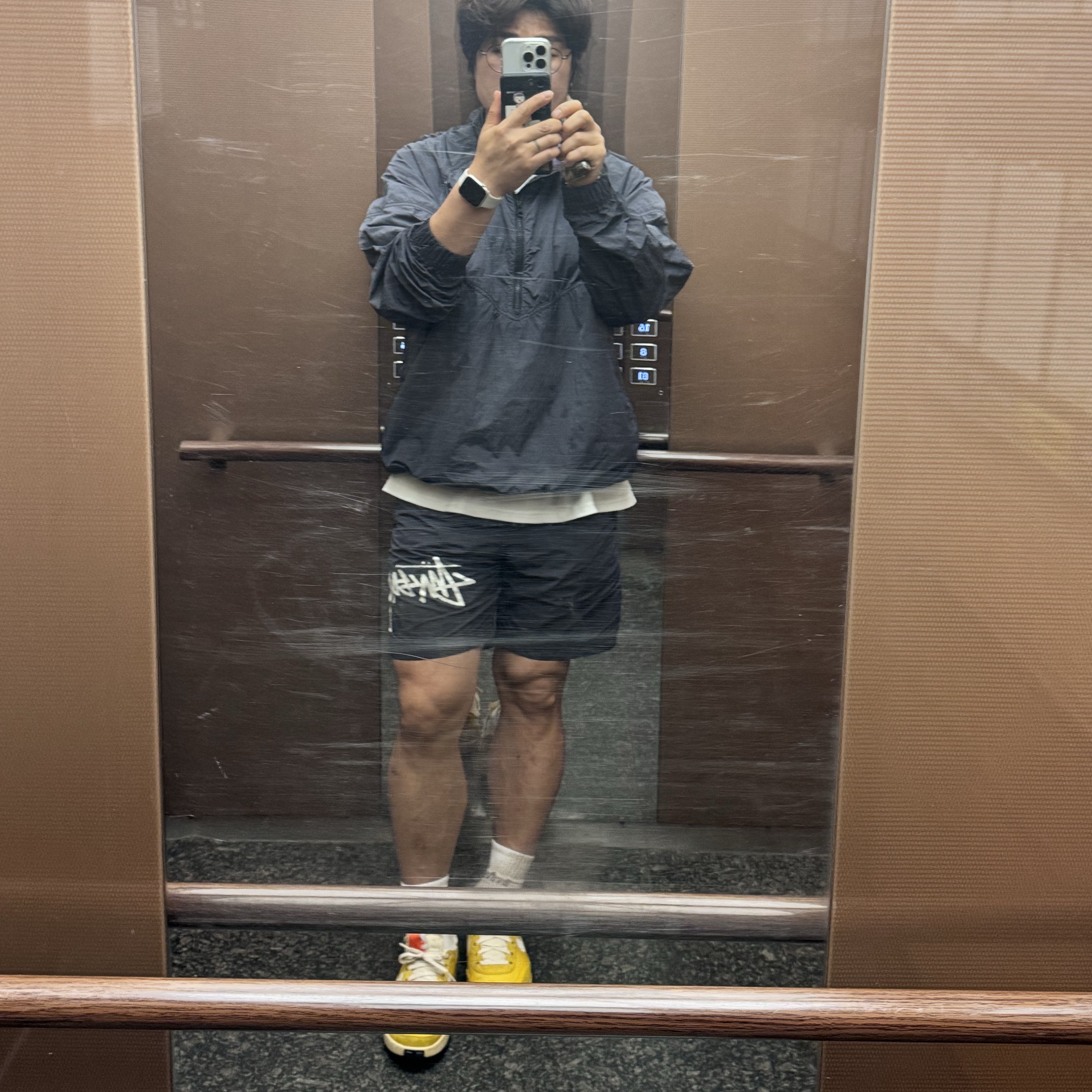 Nike x Stussy Windrunner Jacket Off Noir, Nike x Stussy Water Shorts Off Noir 착용 스타일
