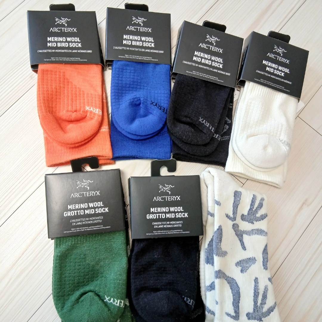 Arc'teryx Merino Wool Grotto Mid Sock Eden White, Arc'teryx Merino Wool Grotto Mid Sock Black Graphite 착용 스타일 - 2