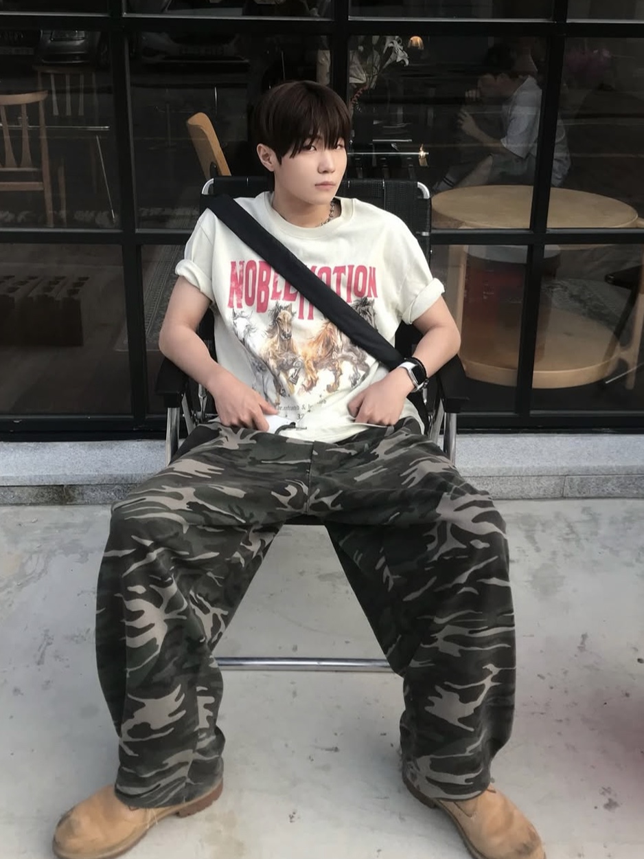 PHOS333 Hazzard 004 Noble Motion T-Shirt Ivory, PHOS333 Hazzard 004 Noble Motion T-Shirt Brown Grey 착용 스타일 - 1