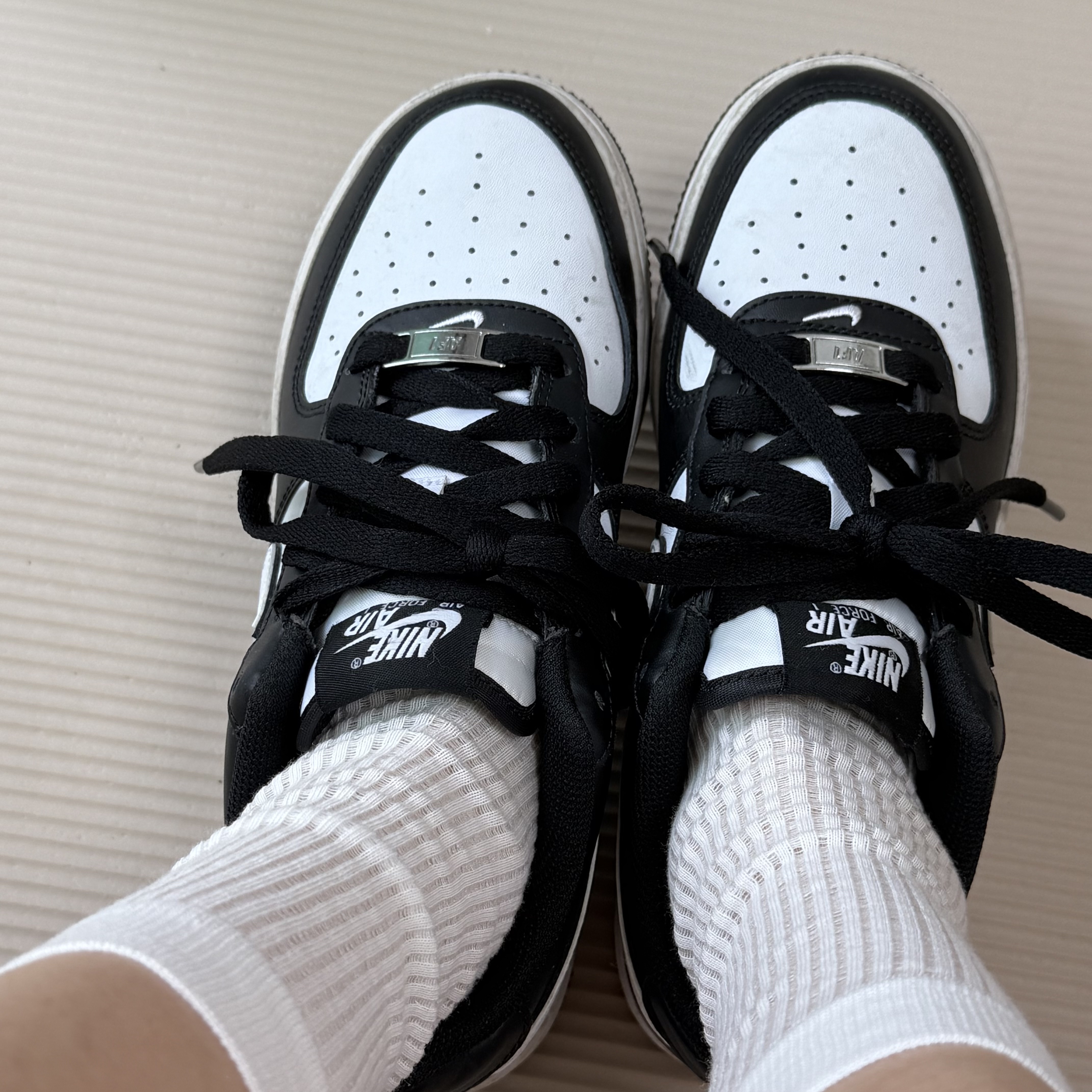 Nike Air Force 1 '07 Black White 착용 스타일 - 2