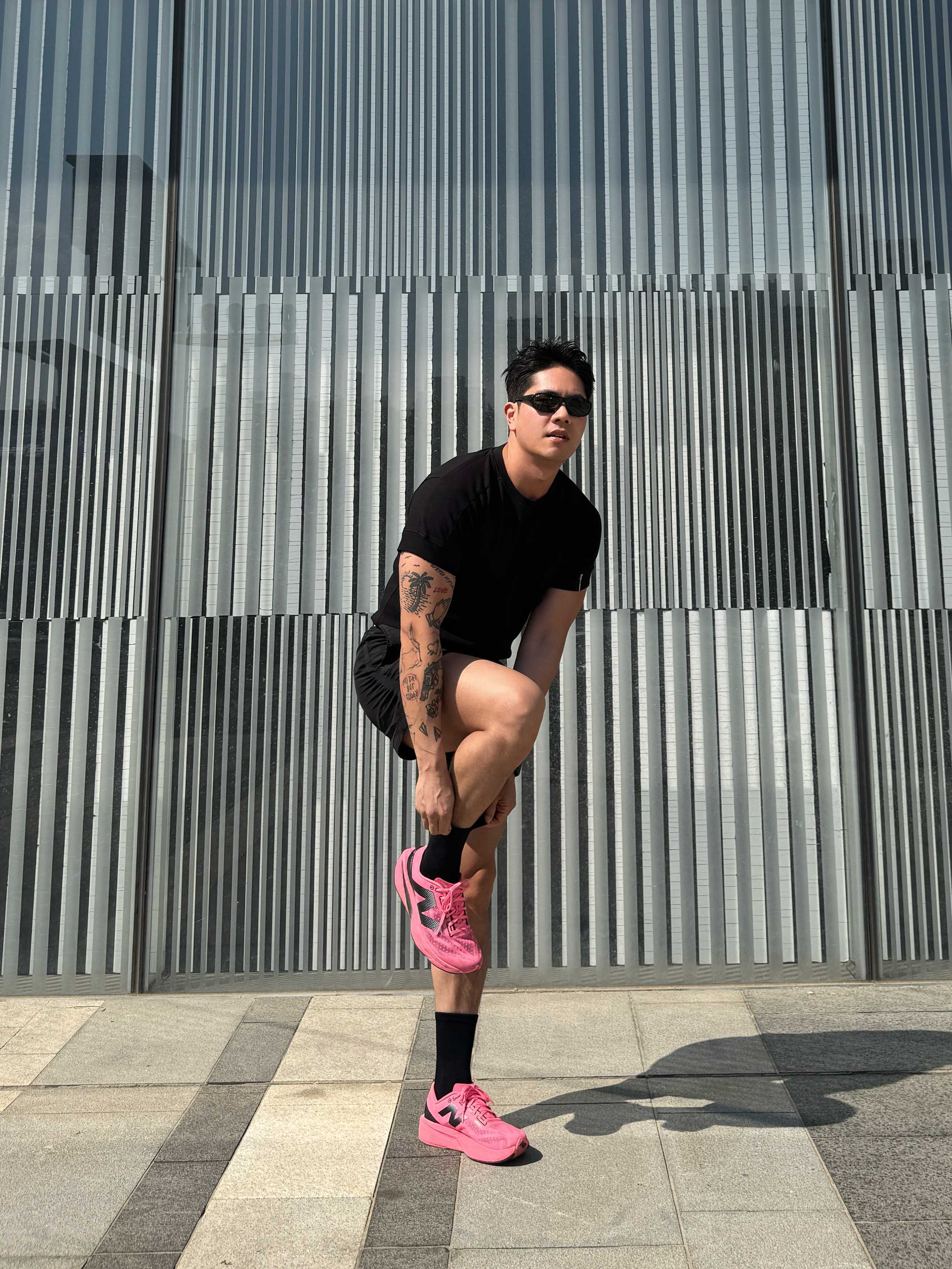 New Balance Fuelcell Rebel v4 Ultra Pink Black - D Standard, Ray-Ban DADDY-O II Polished Black Frame Green Classic G-15 Lenses 착용 스타일 - 1