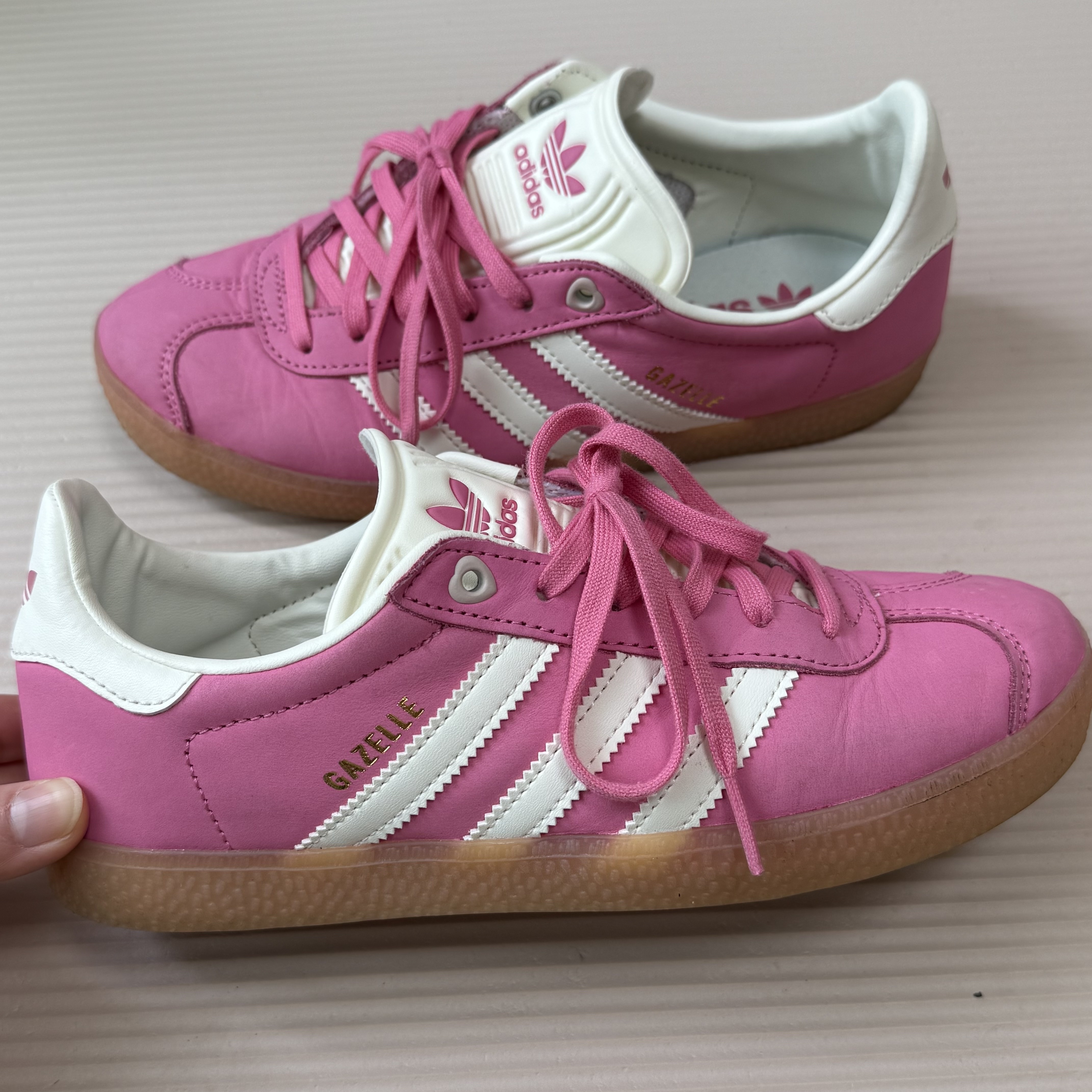 (J) Adidas Gazelle Pink Fusion Ivory 착용 스타일 - 2