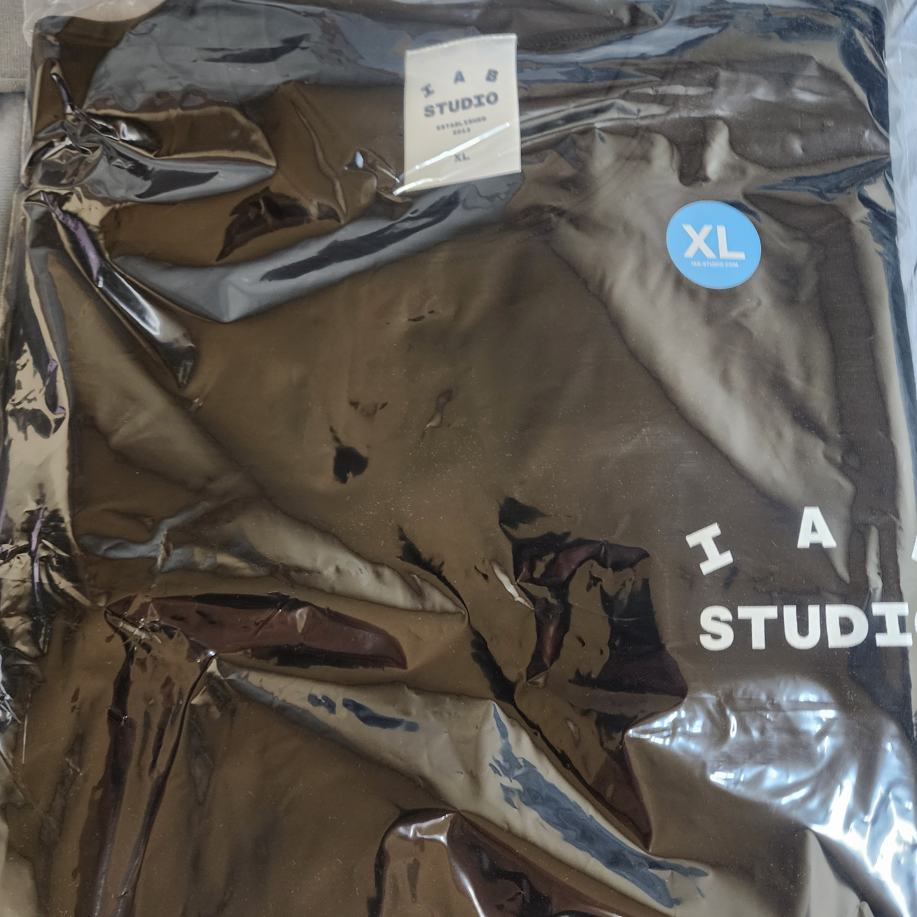 IAB Studio Basic T-Shirt Black White 착용 스타일 - 1