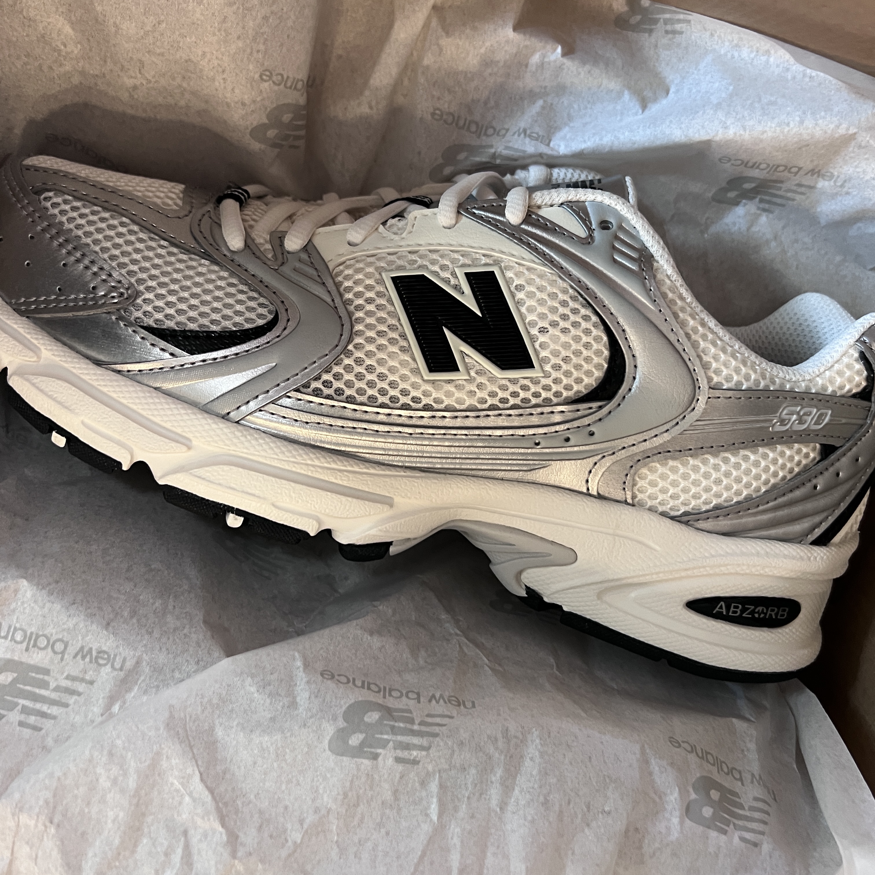 New Balance 530 Angora Cream Silver 착용 스타일