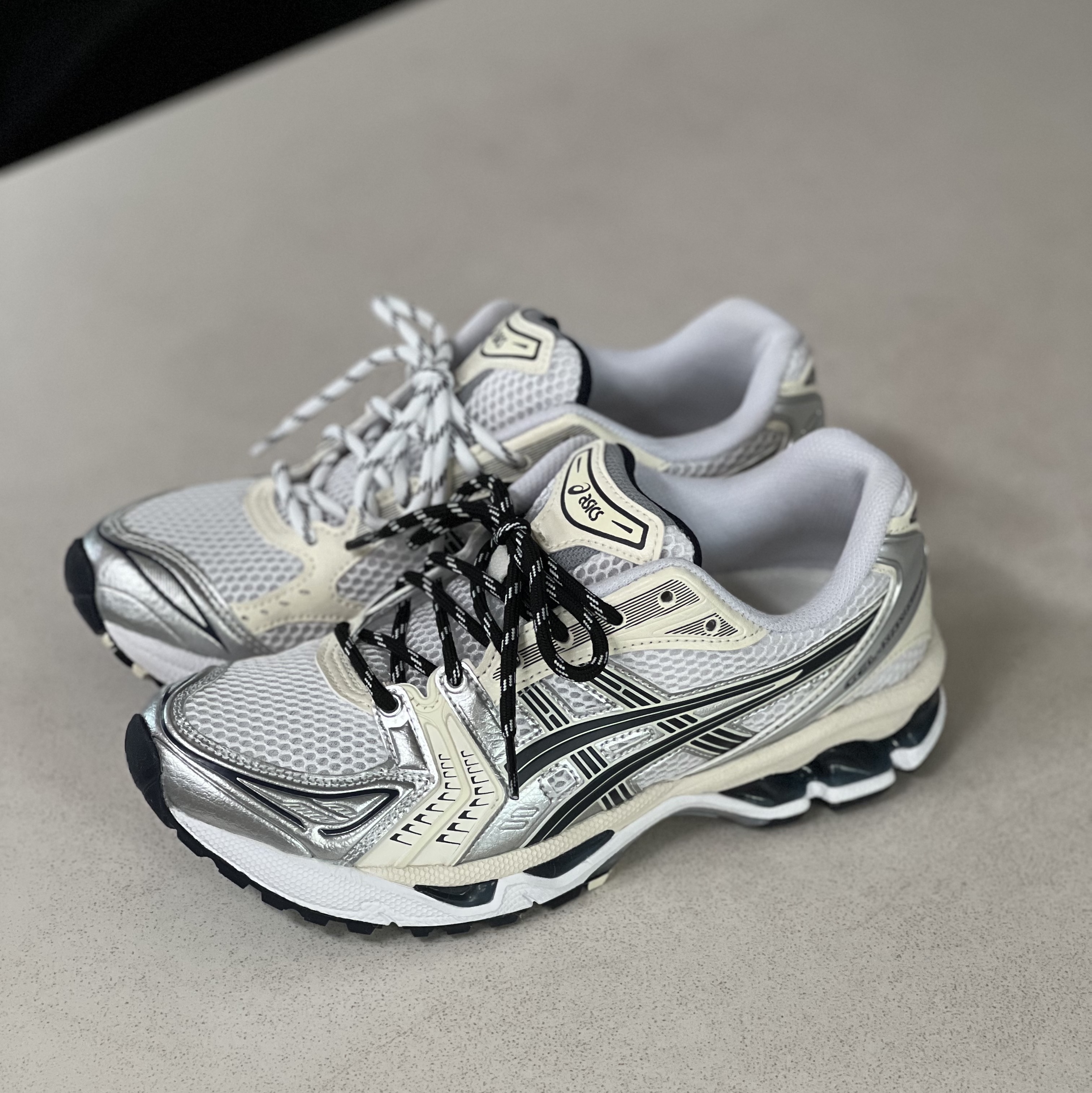 (W) Asics Gel-Kayano 14 White Midnight 착용 스타일