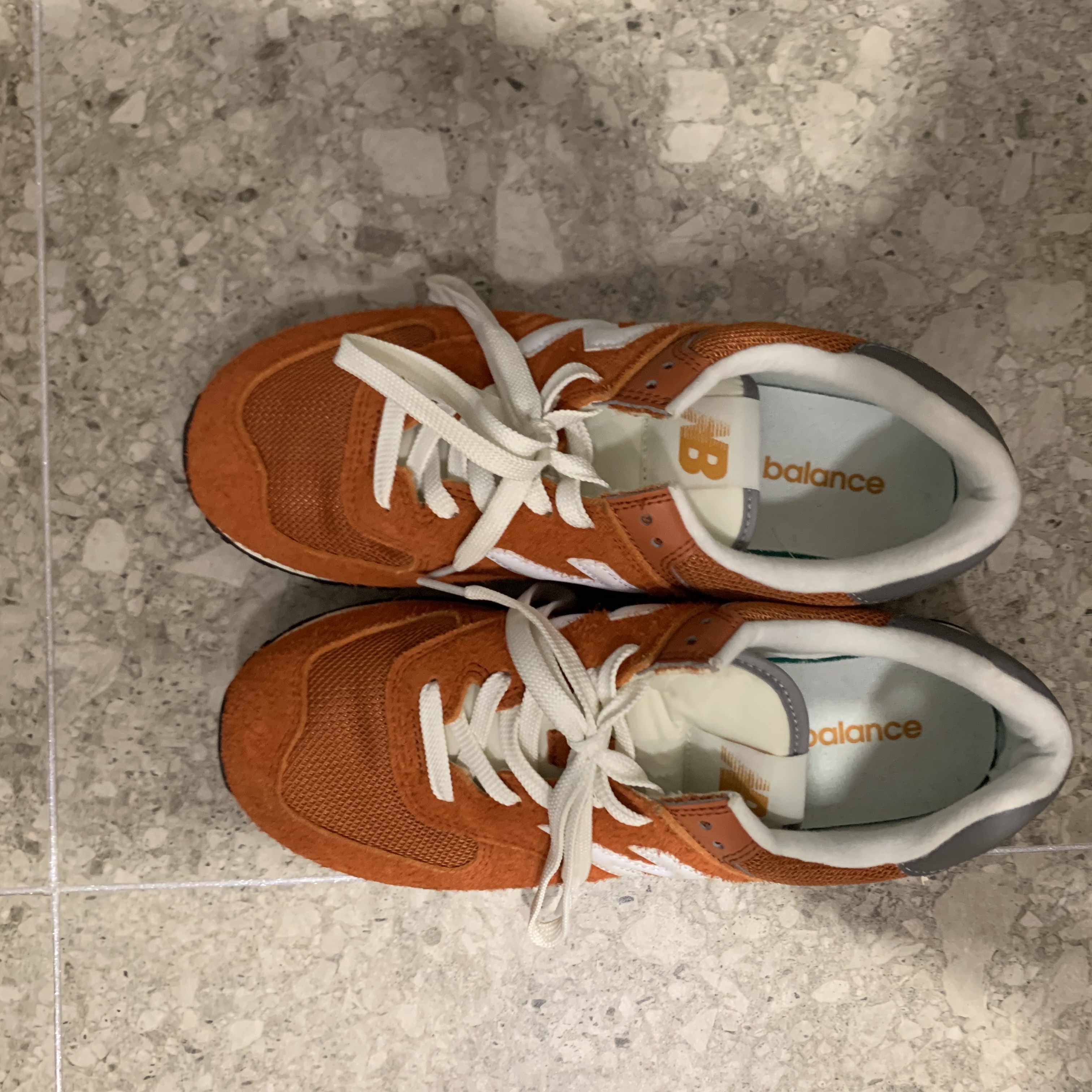 New Balance 574 Heritage Orange Burst White 착용 스타일