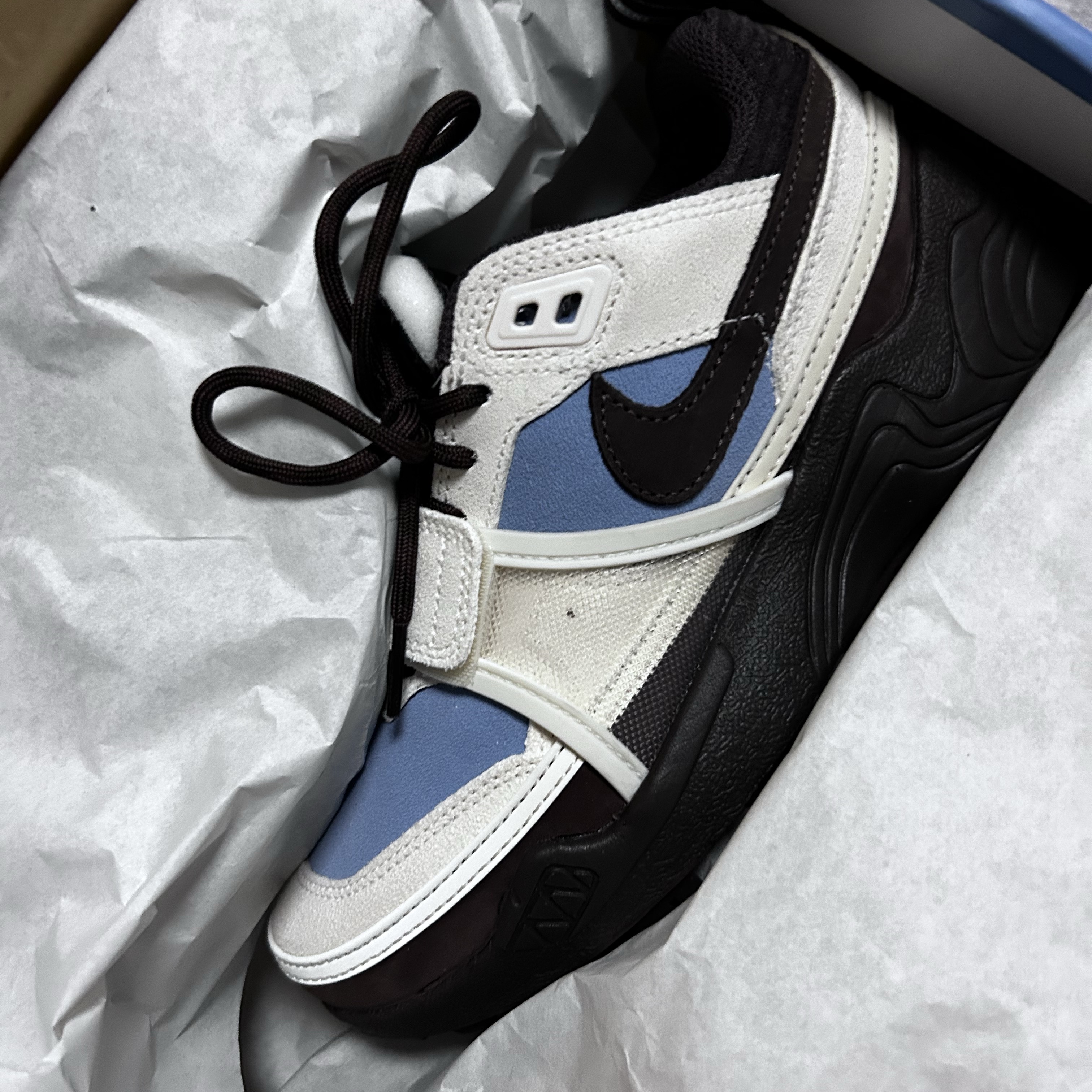 Nike x Travis Scott Zoom Field Jaxx Pale Ivory and Leche Blue 착용 스타일