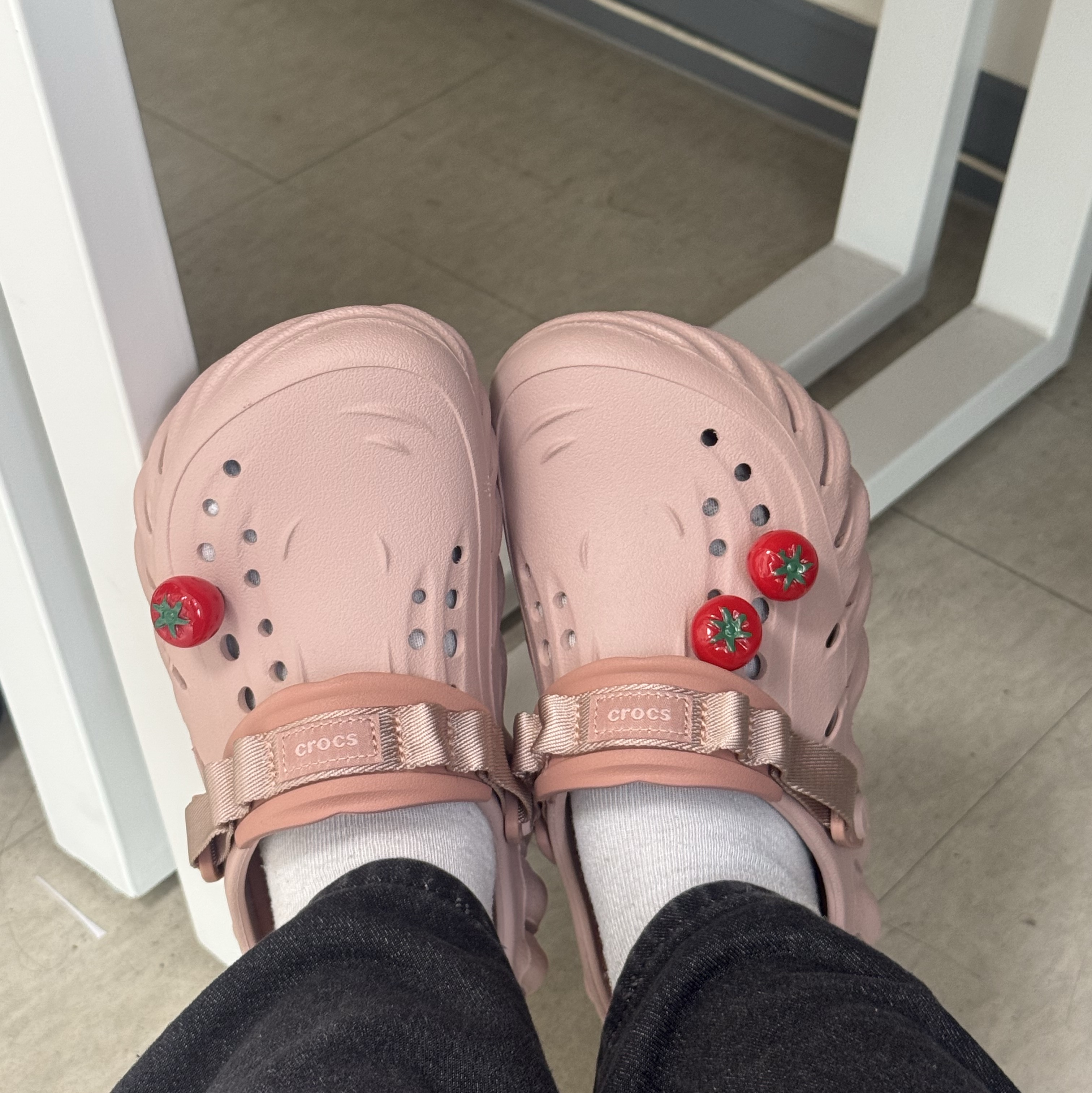 Crocs Echo Clog Pink Clay 착용 스타일