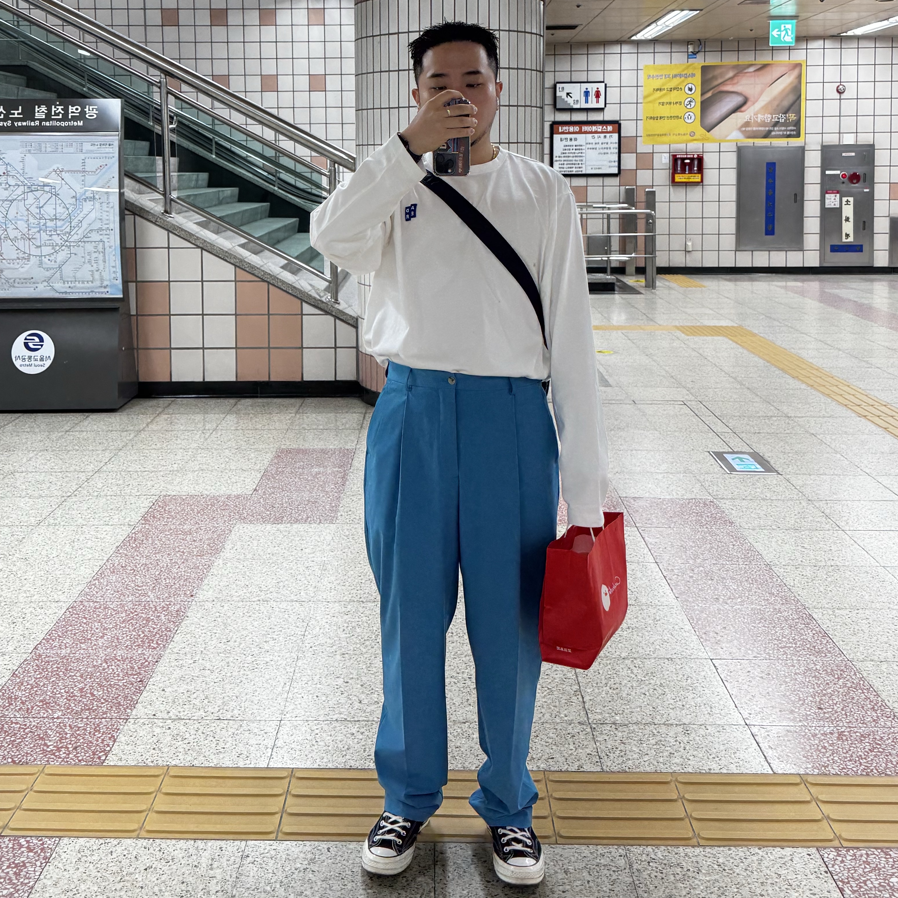 Ader Error Sig; TRS/BL Tag LS T-Shirt 01 Off White, Converse Chuck 70 Ox Black - Standard 착용 스타일