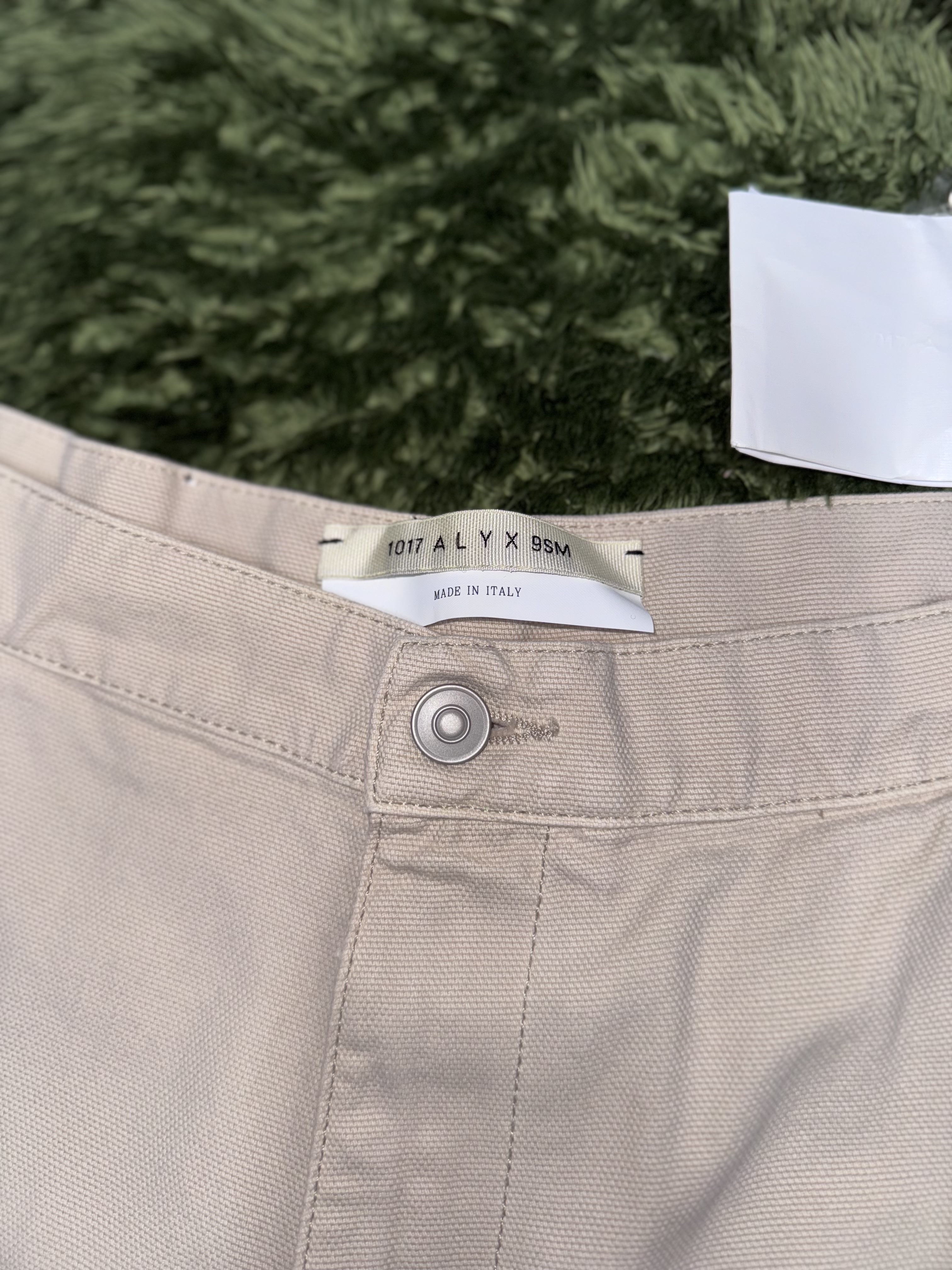 1017 Alyx 9SM Destroyed Carpenter Pants Off White 착용 스타일 - 3