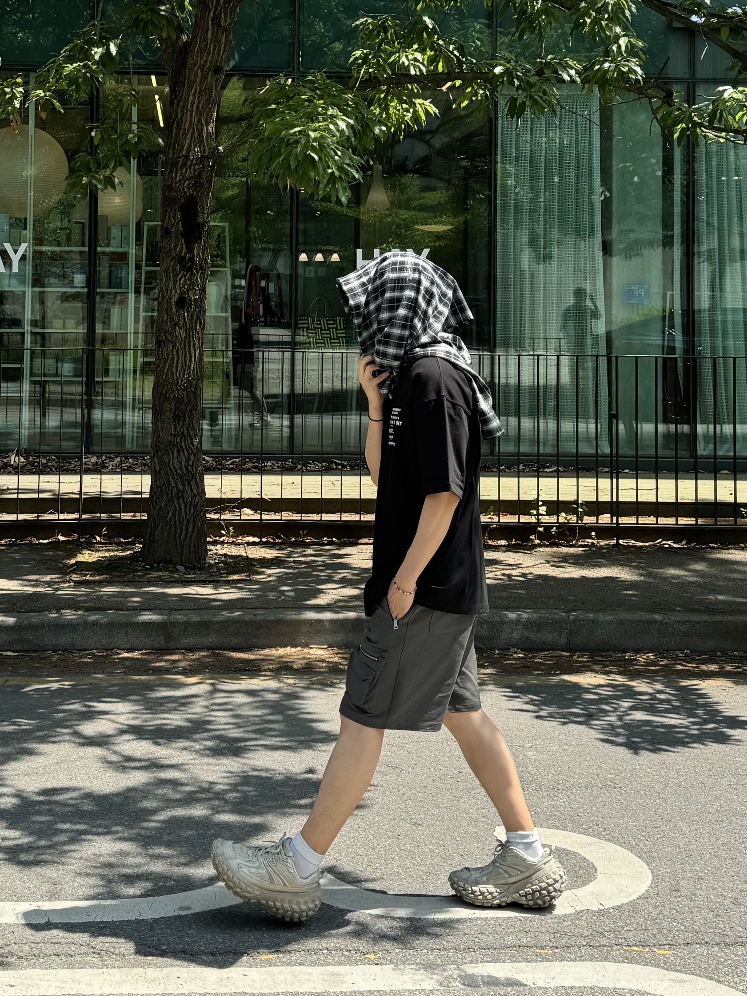 Permanent Archive Lettering T-Shirt Black, Balenciaga Defender Sneakers Beige 착용 스타일 - 1