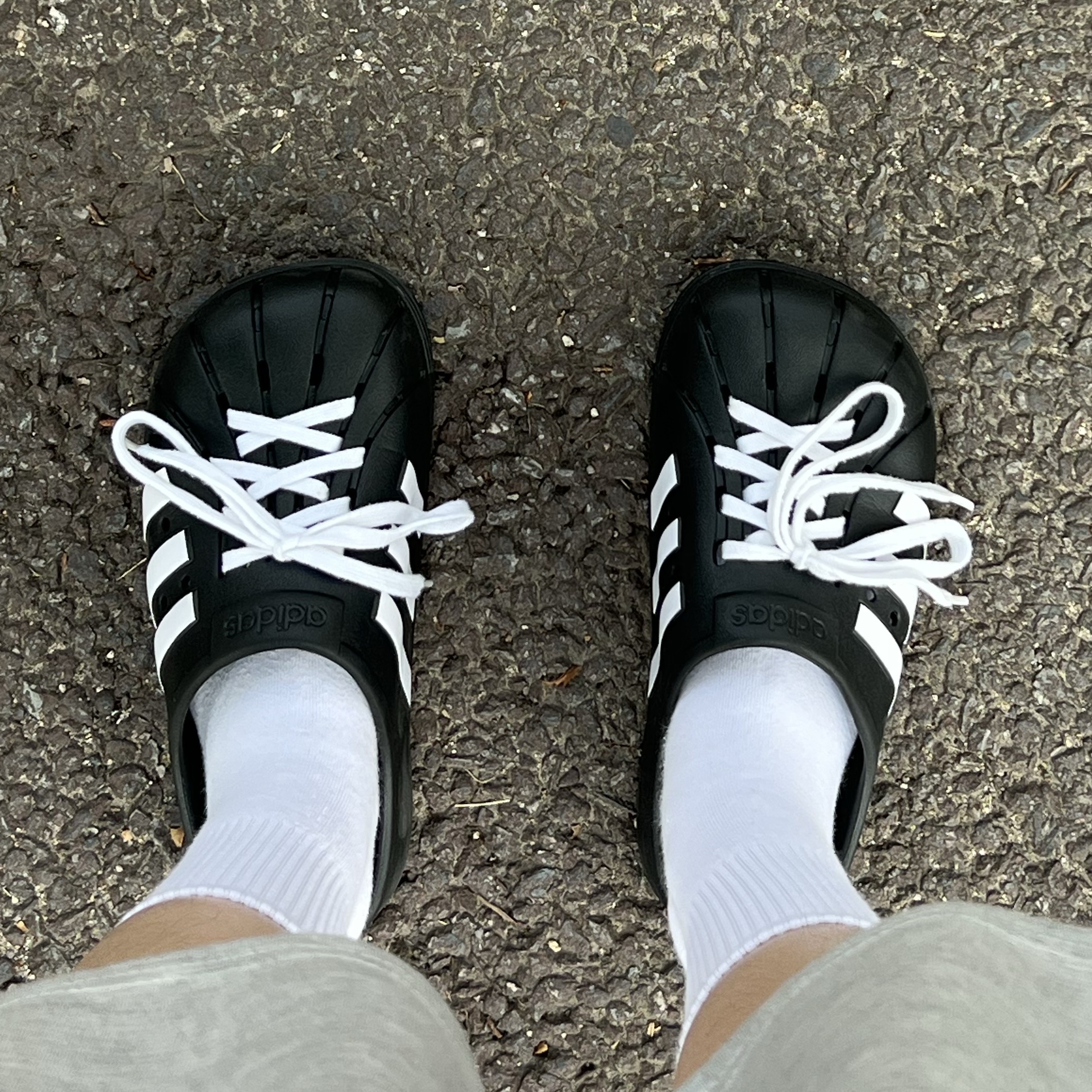 Adidas Adilette Clog Black White 착용 스타일