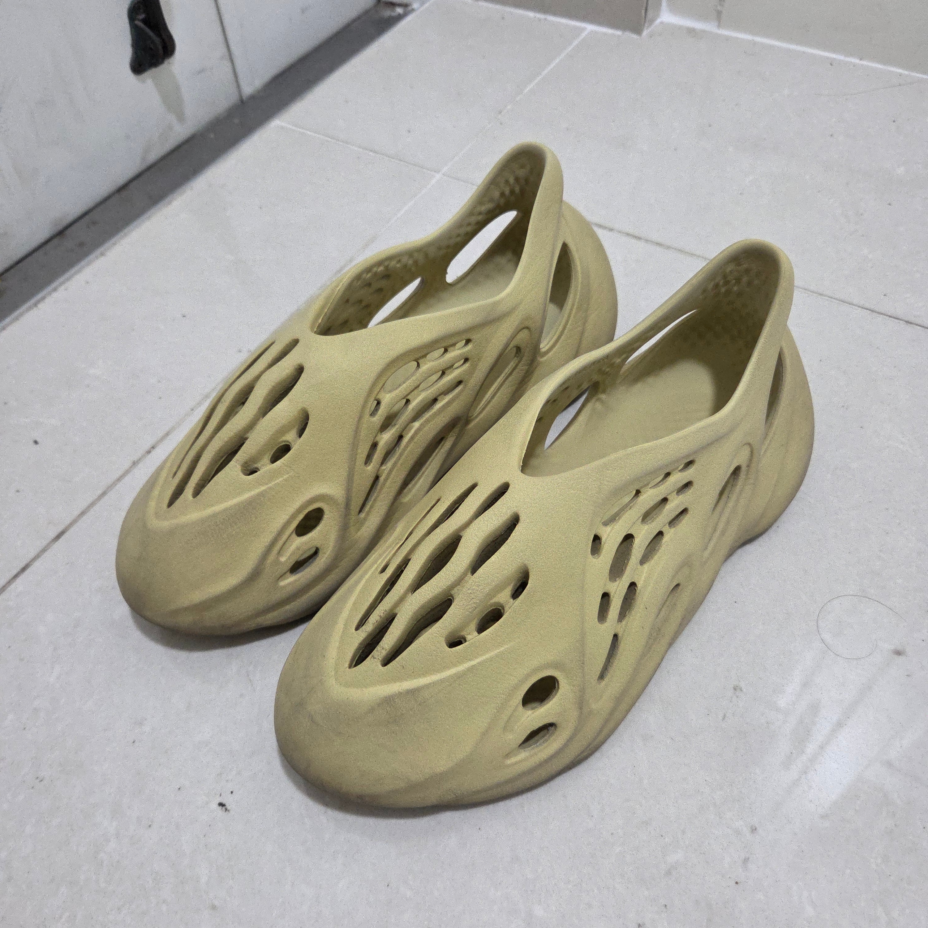 Adidas Yeezy Foam RNNR Sulfur 착용 스타일