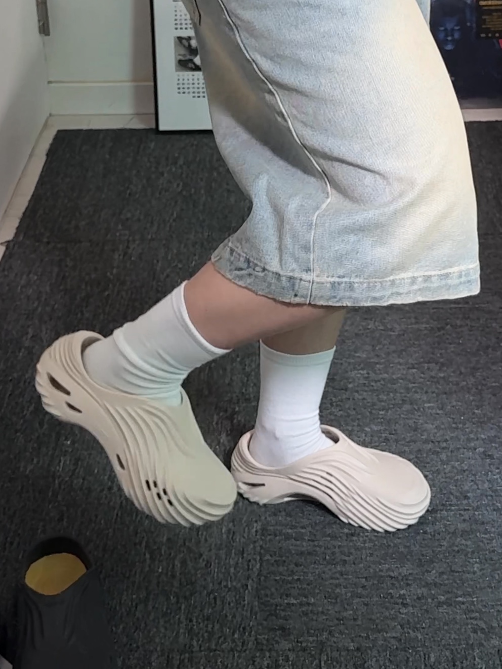 Crocs Echo Wave Clog Almond Tint, Crocs Echo Wave Clog Black Sand 착용 스타일 - 1