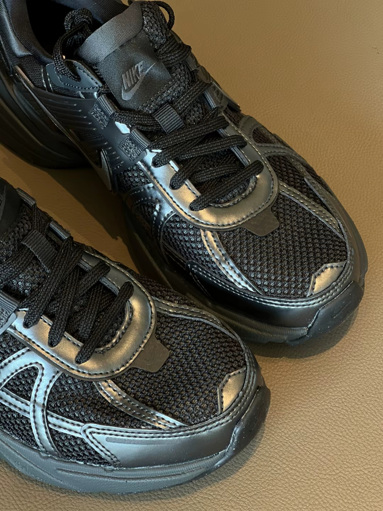 Nike V2K Run Black Anthracite 착용 스타일 - 4