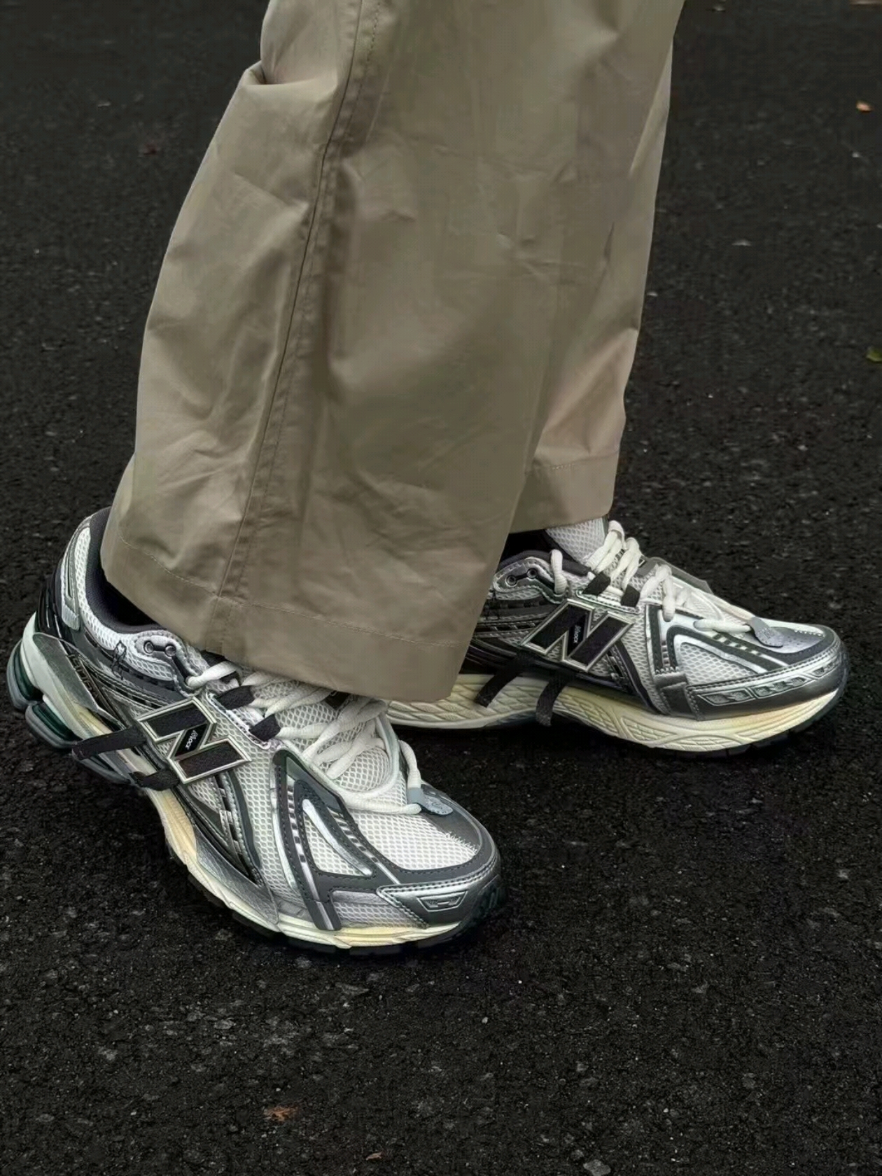 New Balance 1906A Silver Metallic Castlerock 착용 스타일 - 2
