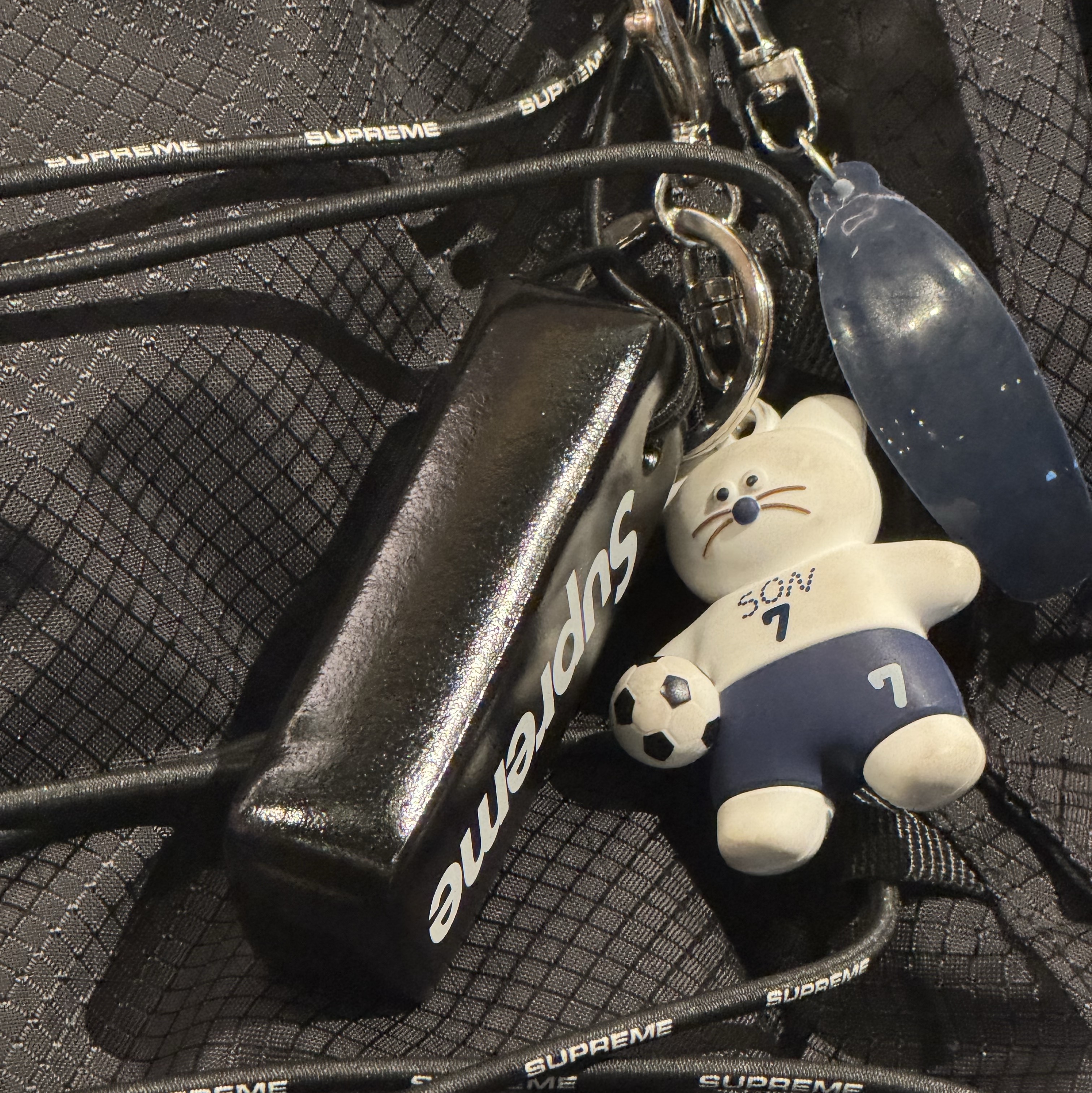 Monamhee x NOS7 SON.hee Figure Keyring Cream, Supreme Floating Keychain Black - 23FW 착용 스타일