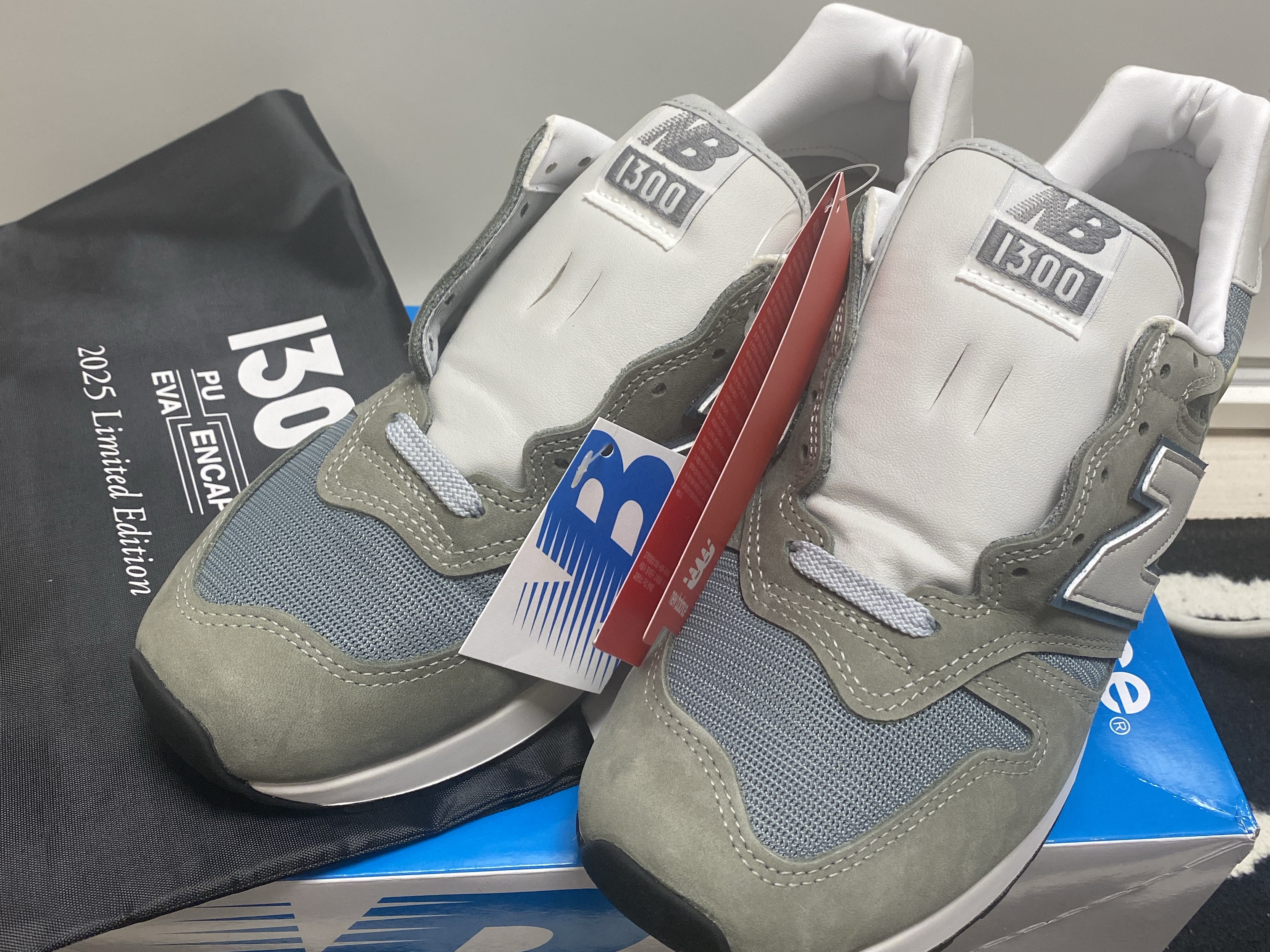 New Balance 1300 Made in USA Mirage Grey Monument 착용 스타일 - 2
