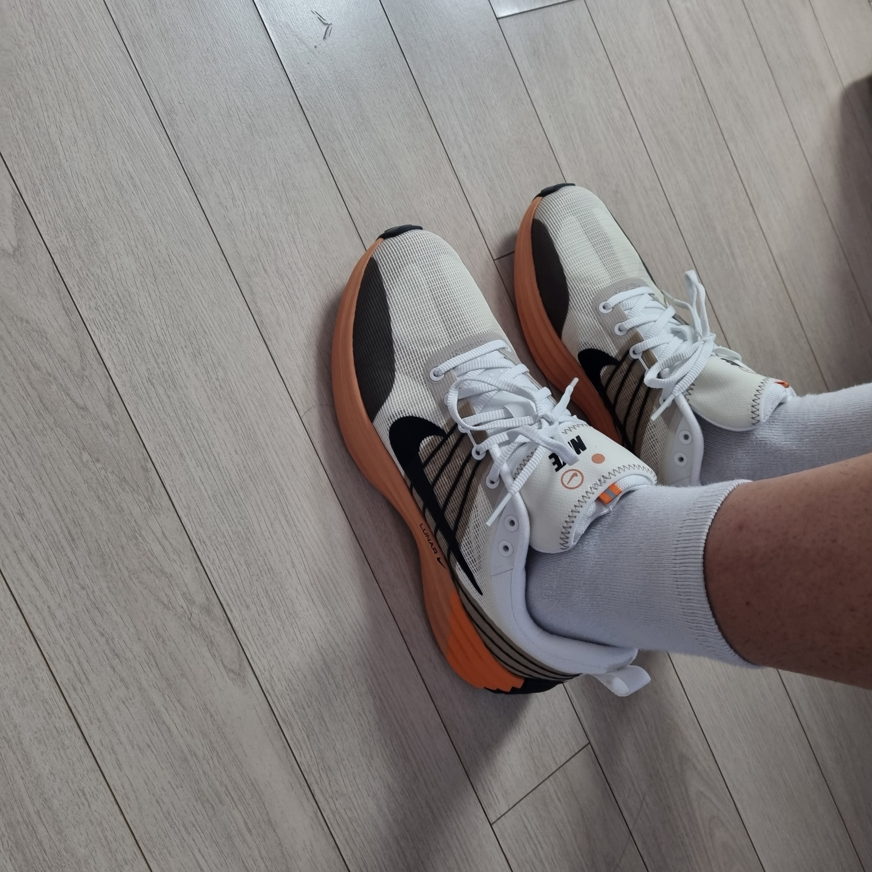 Nike Lunar Roam Summit White Coconut Milk 착용 스타일 - 2