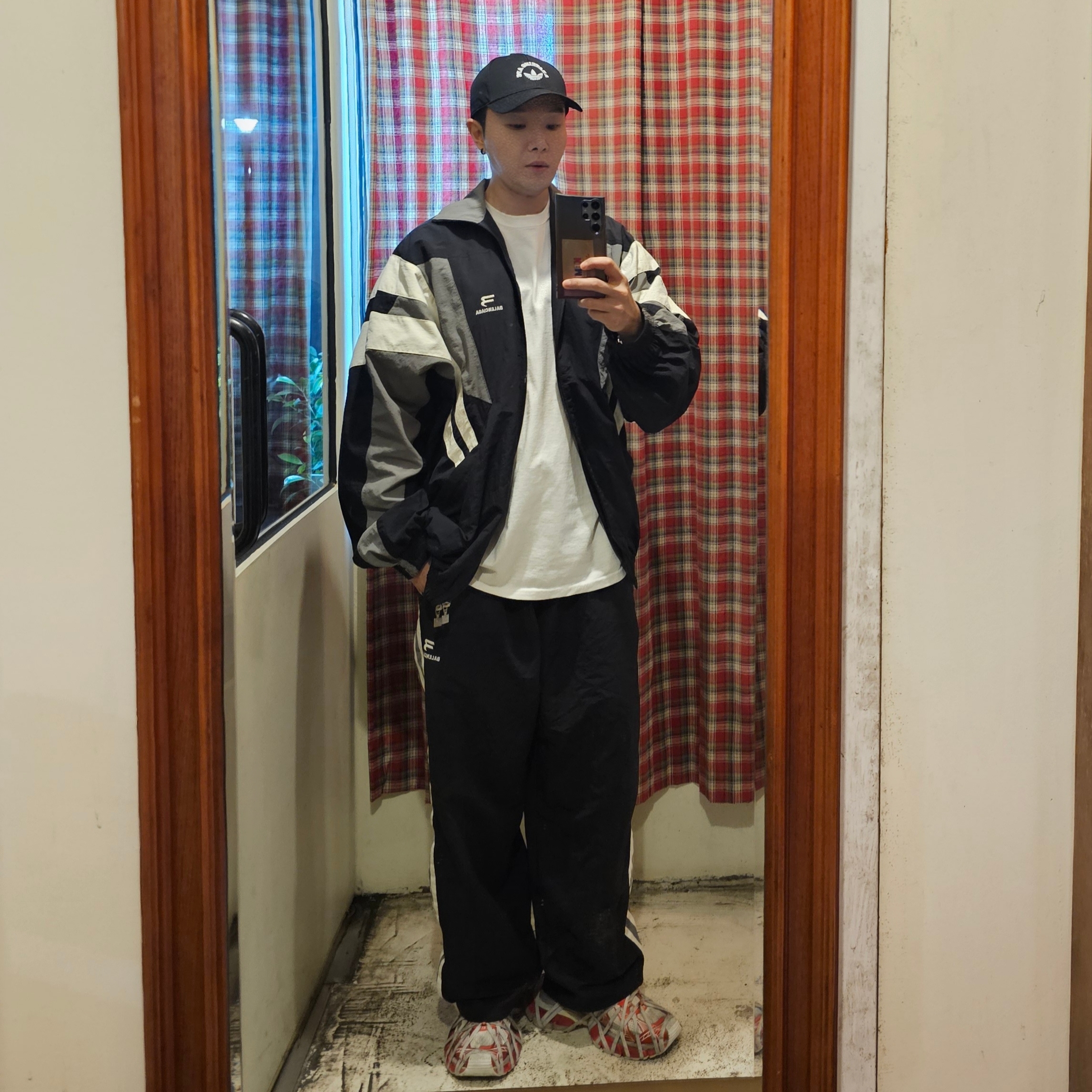 Balenciaga Sporty B Track Jacket Black, Balenciaga Tracksuit Pants Navy 착용 스타일