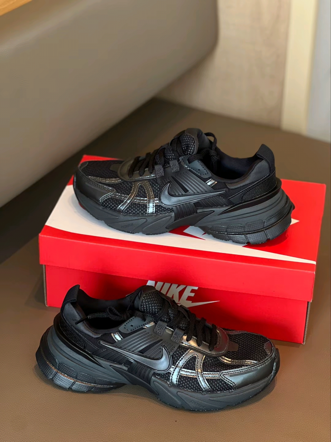 Nike V2K Run Black Anthracite 착용 스타일 - 1