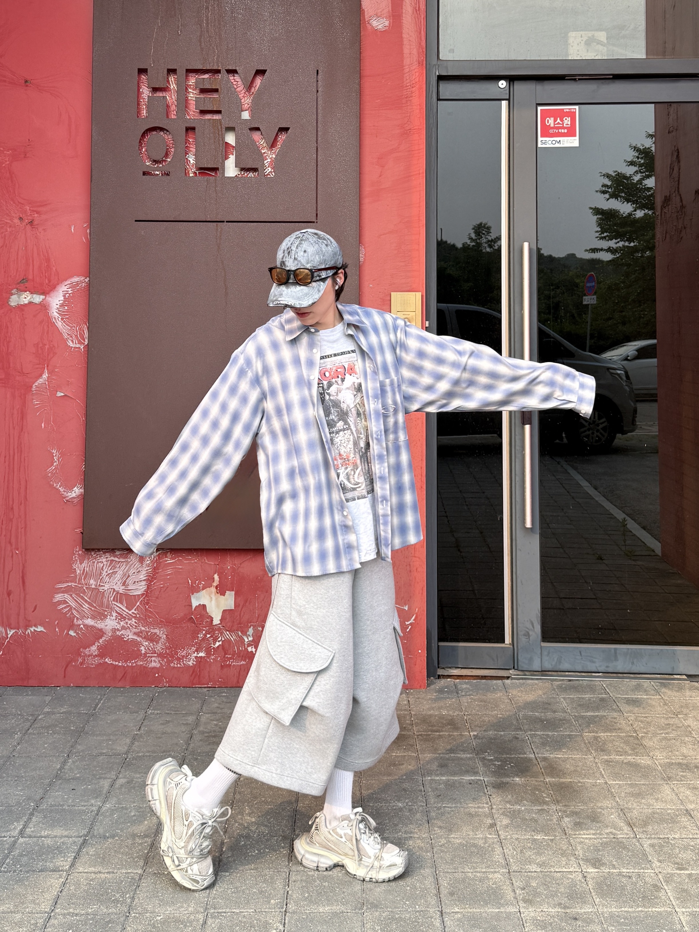 Balenciaga 3XL Sneakers Light Beige, GRAILZ x KOIN SEOUL Magazine T-Shirts Melange Grey 착용 스타일 - 2