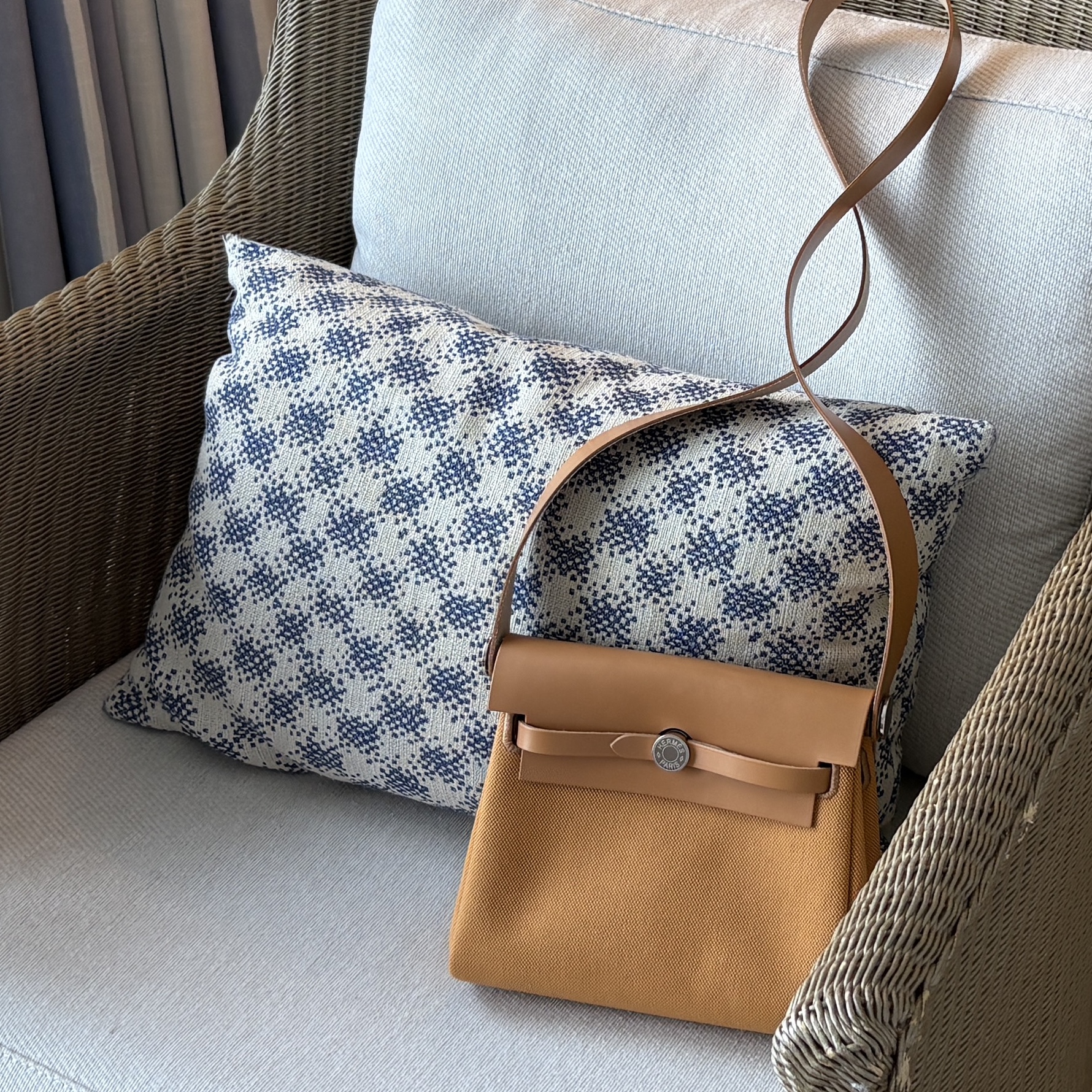 [S등급] Hermes Vintage Herbag 20 Bag Canvas Ecru Beige Fauve Gold W Engraved 착용 스타일