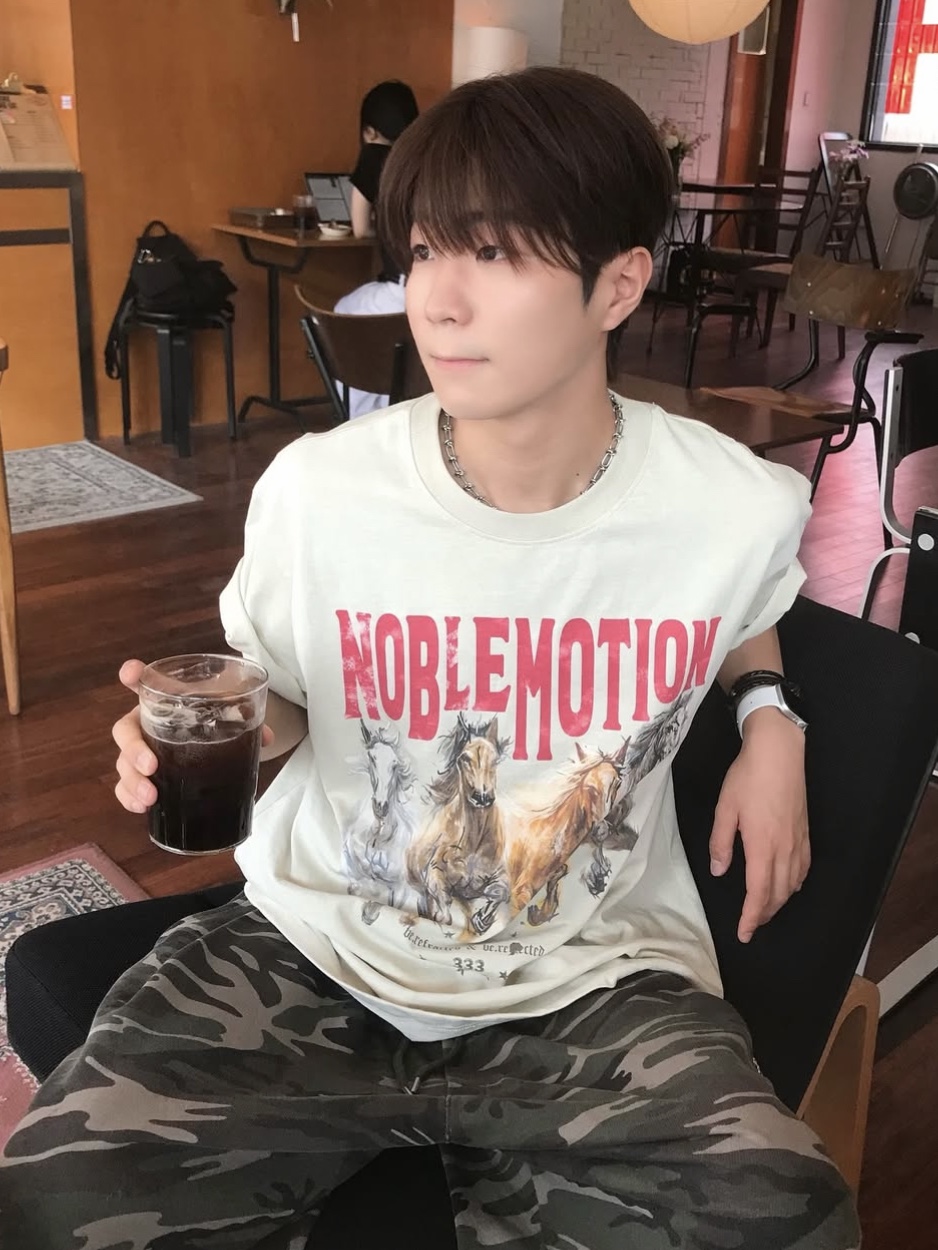 PHOS333 Hazzard 004 Noble Motion T-Shirt Ivory, PHOS333 Hazzard 004 Noble Motion T-Shirt Brown Grey 착용 스타일 - 2