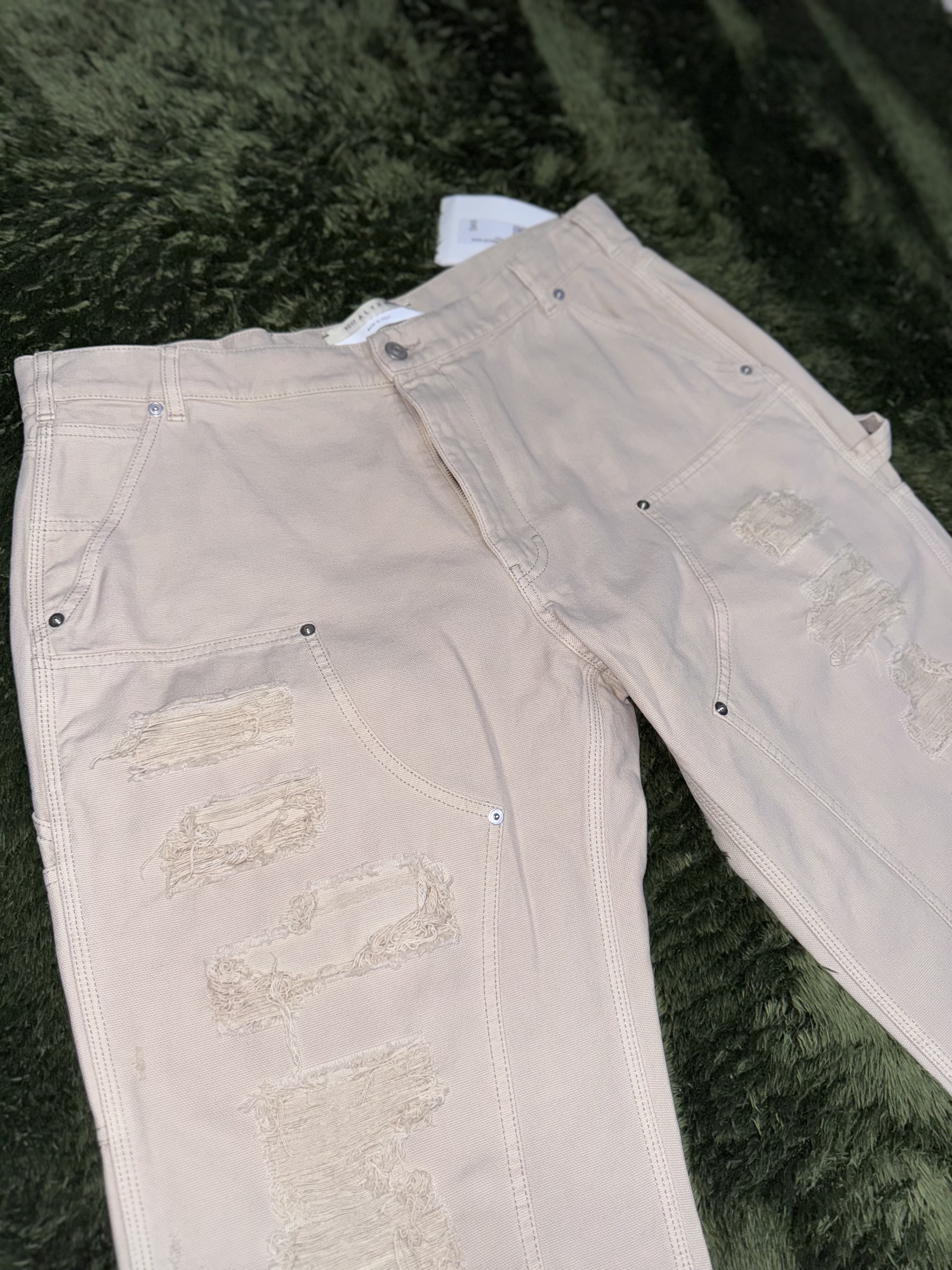 1017 Alyx 9SM Destroyed Carpenter Pants Off White 착용 스타일 - 5
