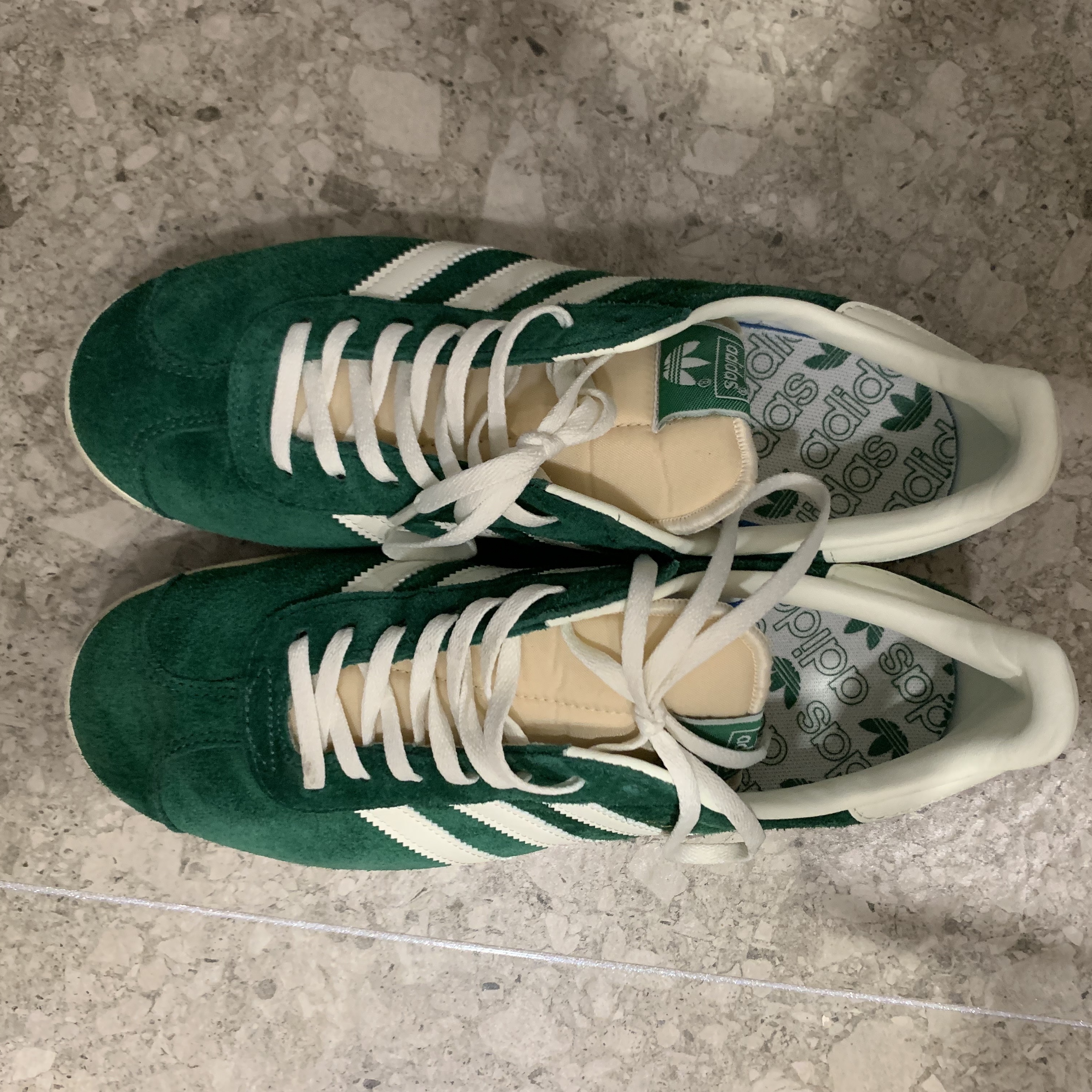 Adidas Gazelle Dark Green Cream White 착용 스타일