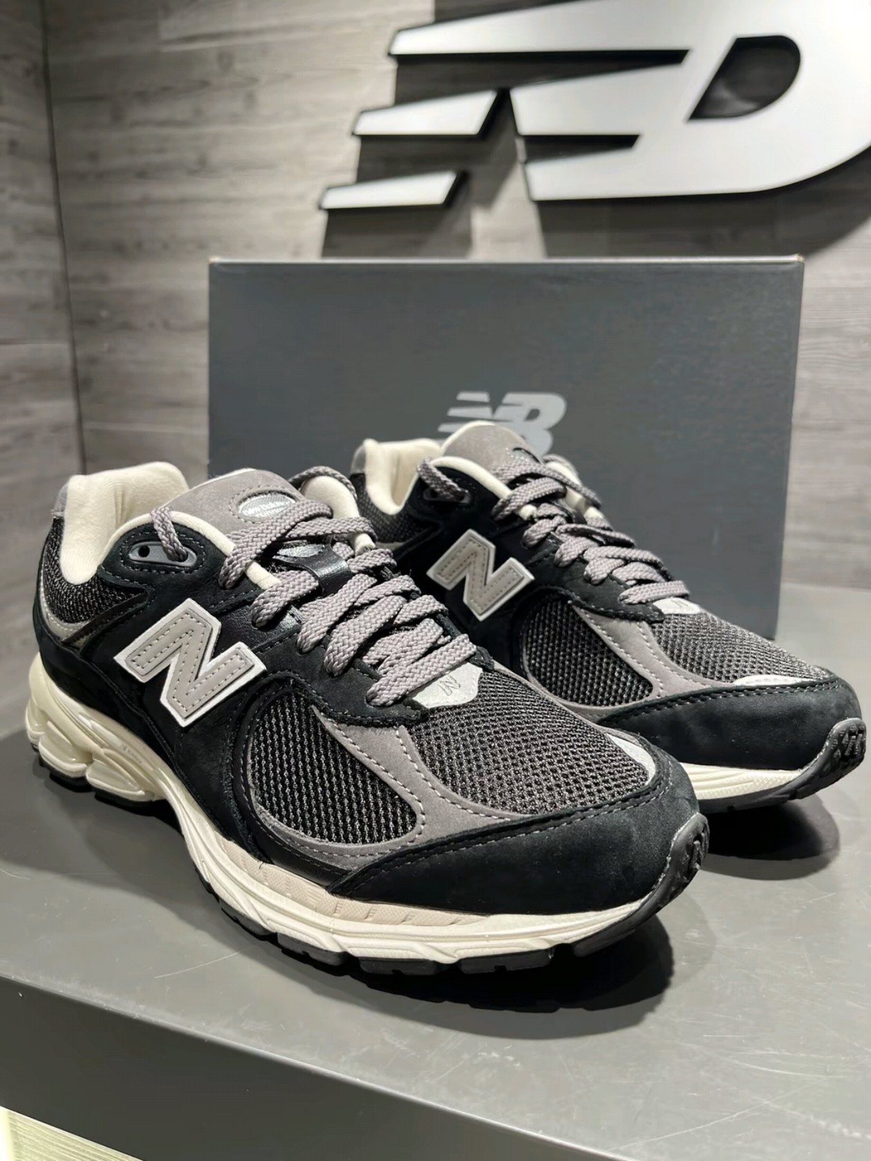 New Balance 2002R Premium Vintage Black 착용 스타일 - 2