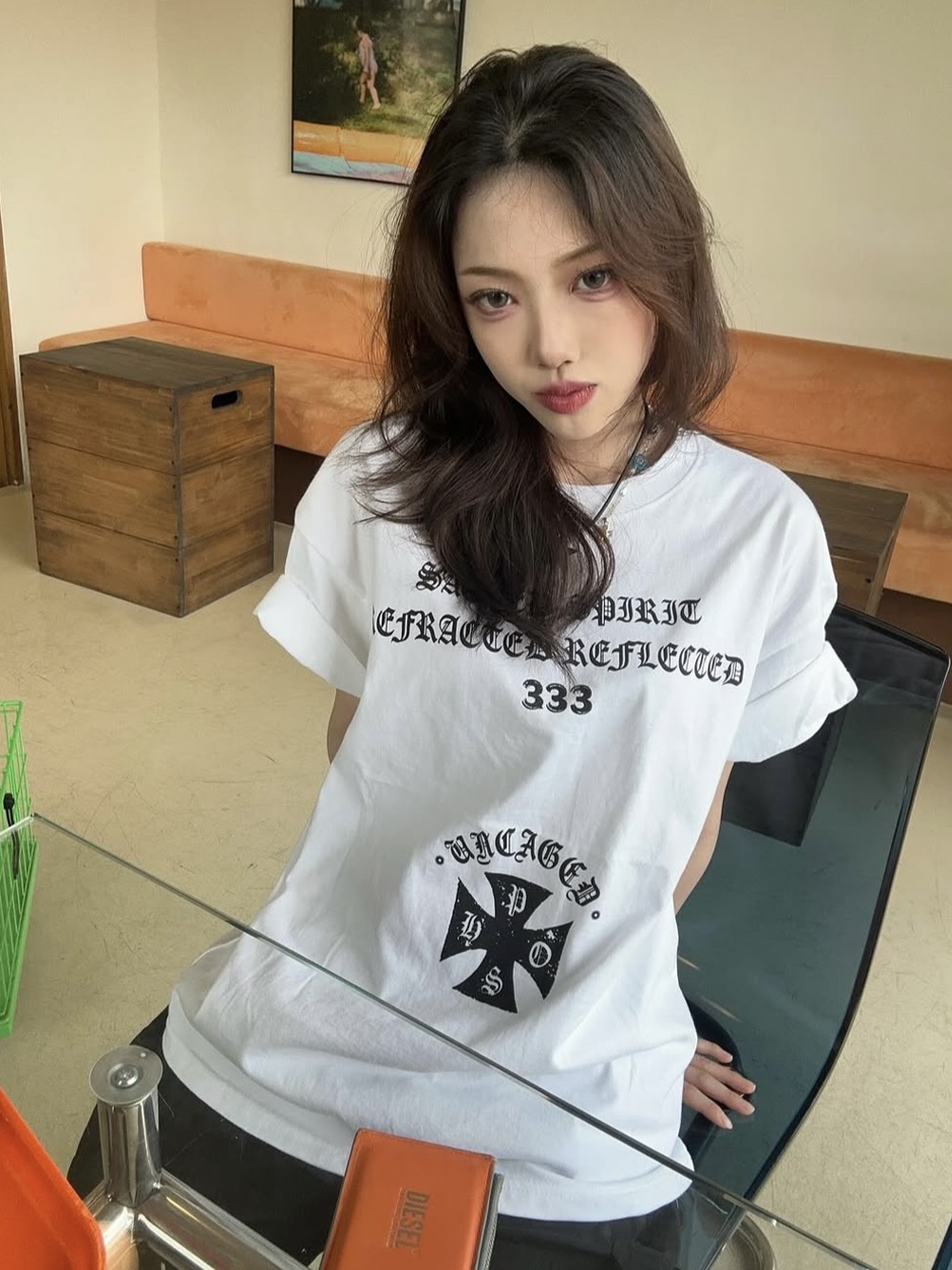 PHOS333 Uncaged Slogan T-Shirt White, PHOS333 Uncaged Slogan T-Shirt Black 착용 스타일 - 1
