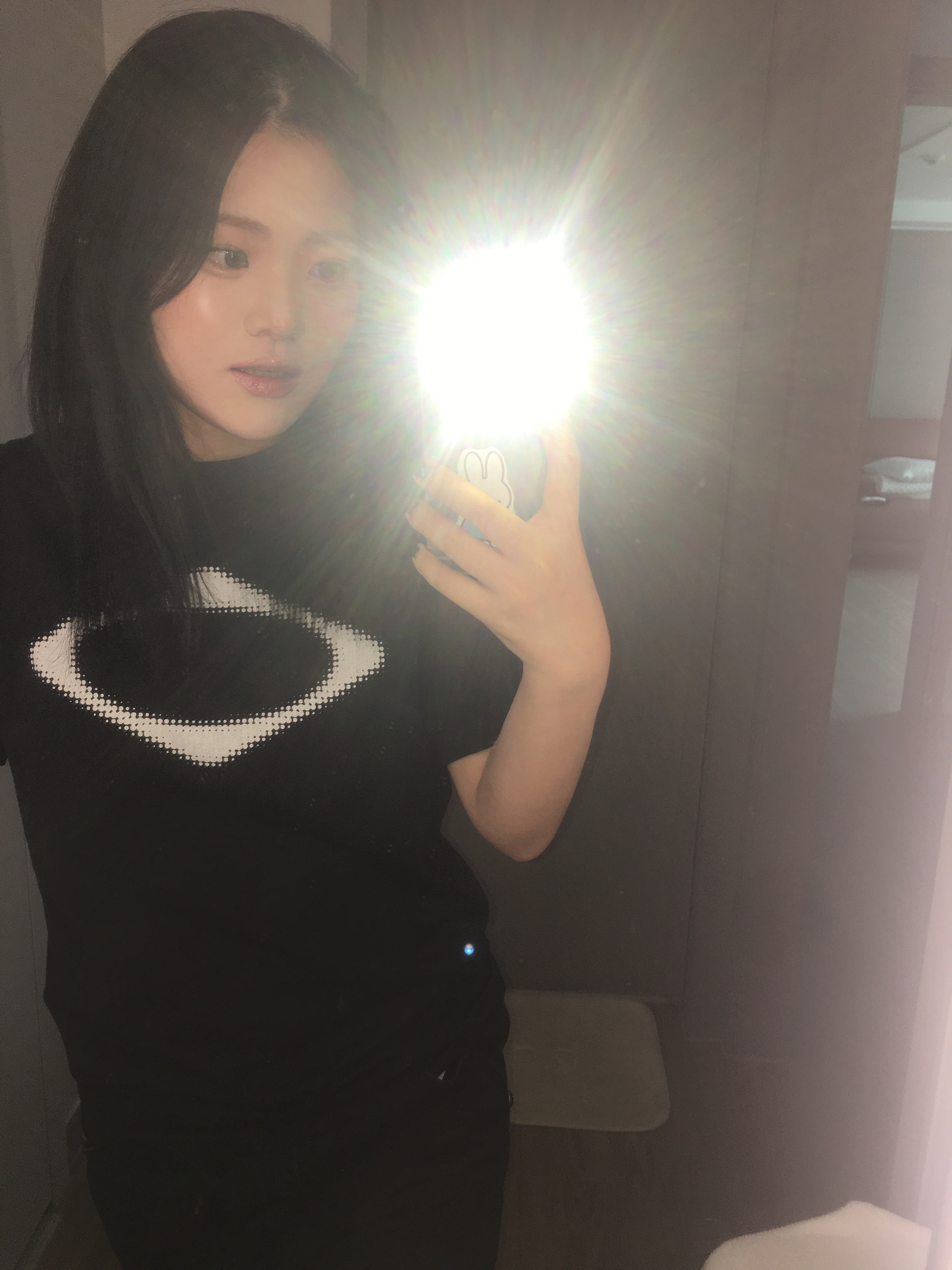 (W) Mischief Rhombus Blur T-Shirt Basic Black 착용 스타일