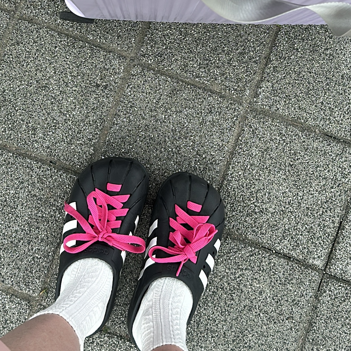 Adidas Adilette Clog Black White 착용 스타일